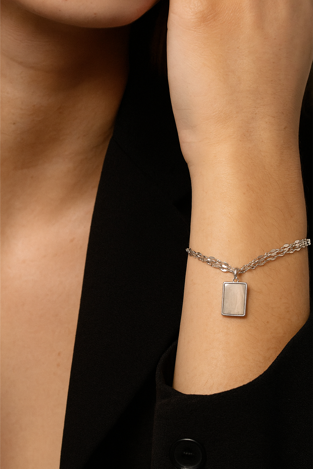 سلسلة فضية مع قلادة رخامية بيج