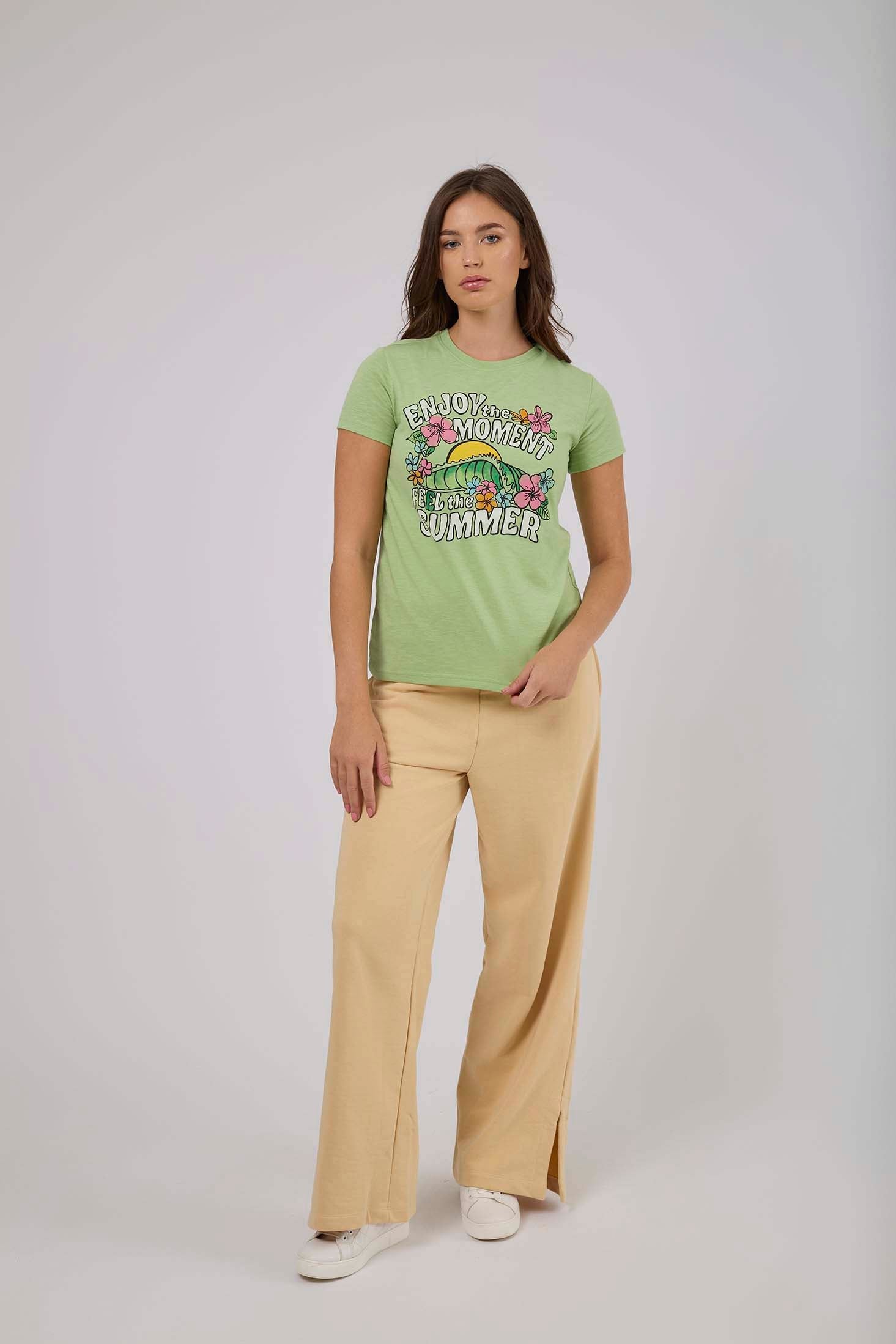 تي شيرت نسائي بقصّة عادية وأكمام قصيرة باللون الأخضر