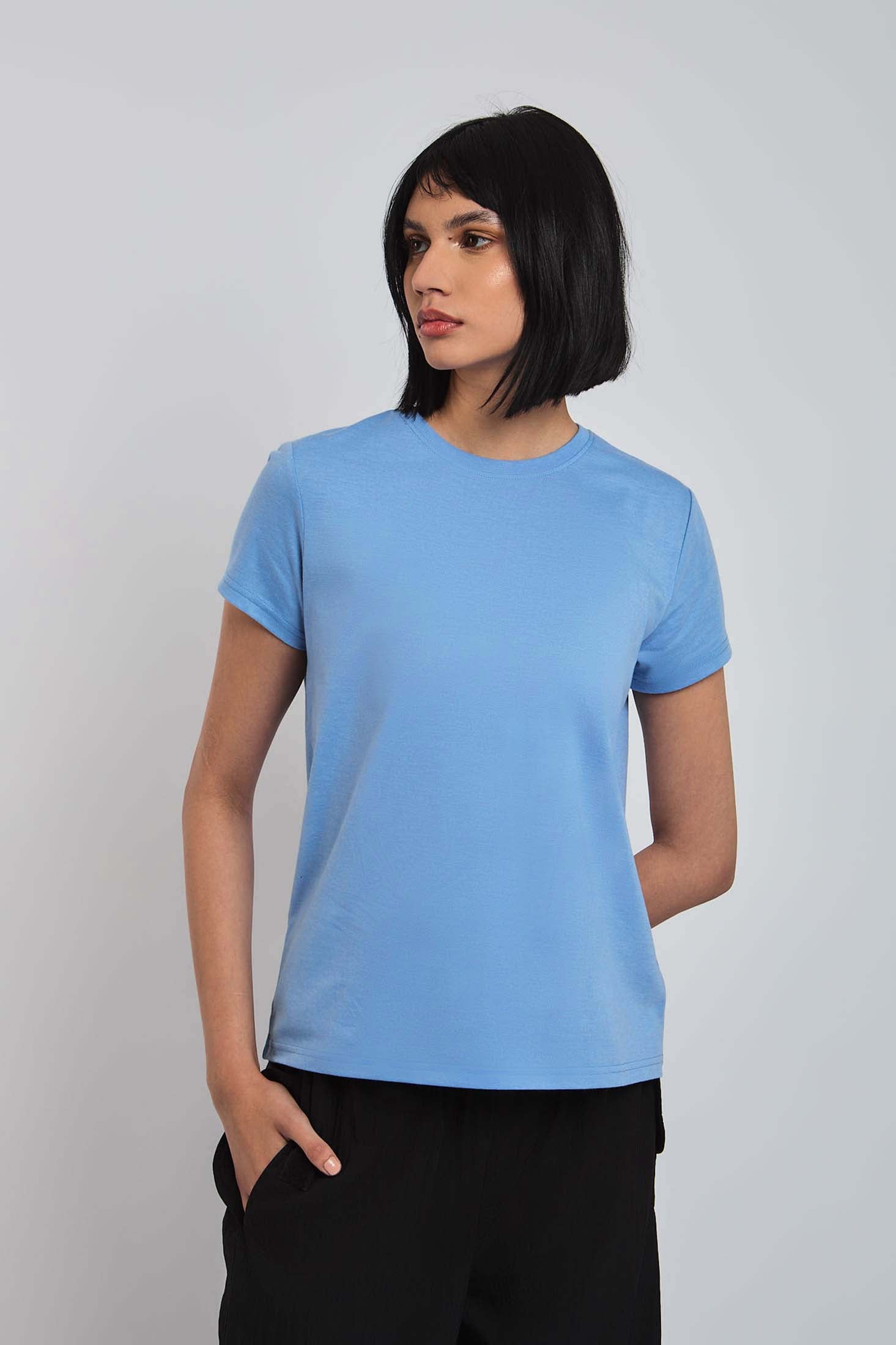 تي شيرت نسائي بقصّة عادية وحاشية منحنية وذيل قميص أزرق