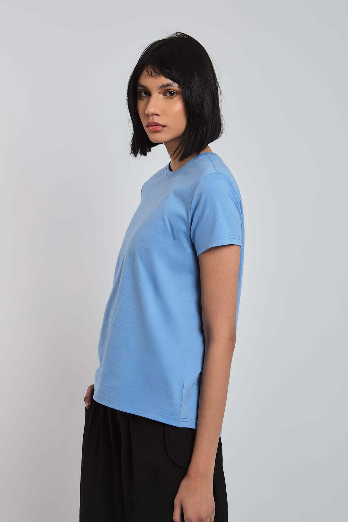 تي شيرت نسائي بقصّة عادية وحاشية منحنية وذيل قميص أزرق