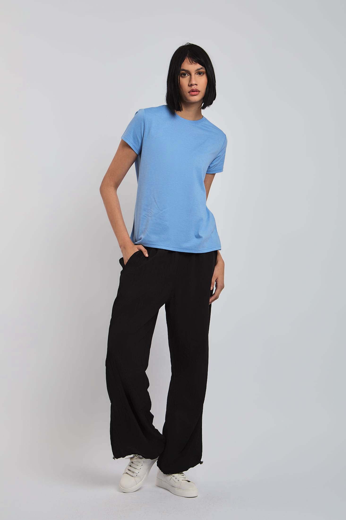 تي شيرت نسائي بقصّة عادية وحاشية منحنية وذيل قميص أزرق