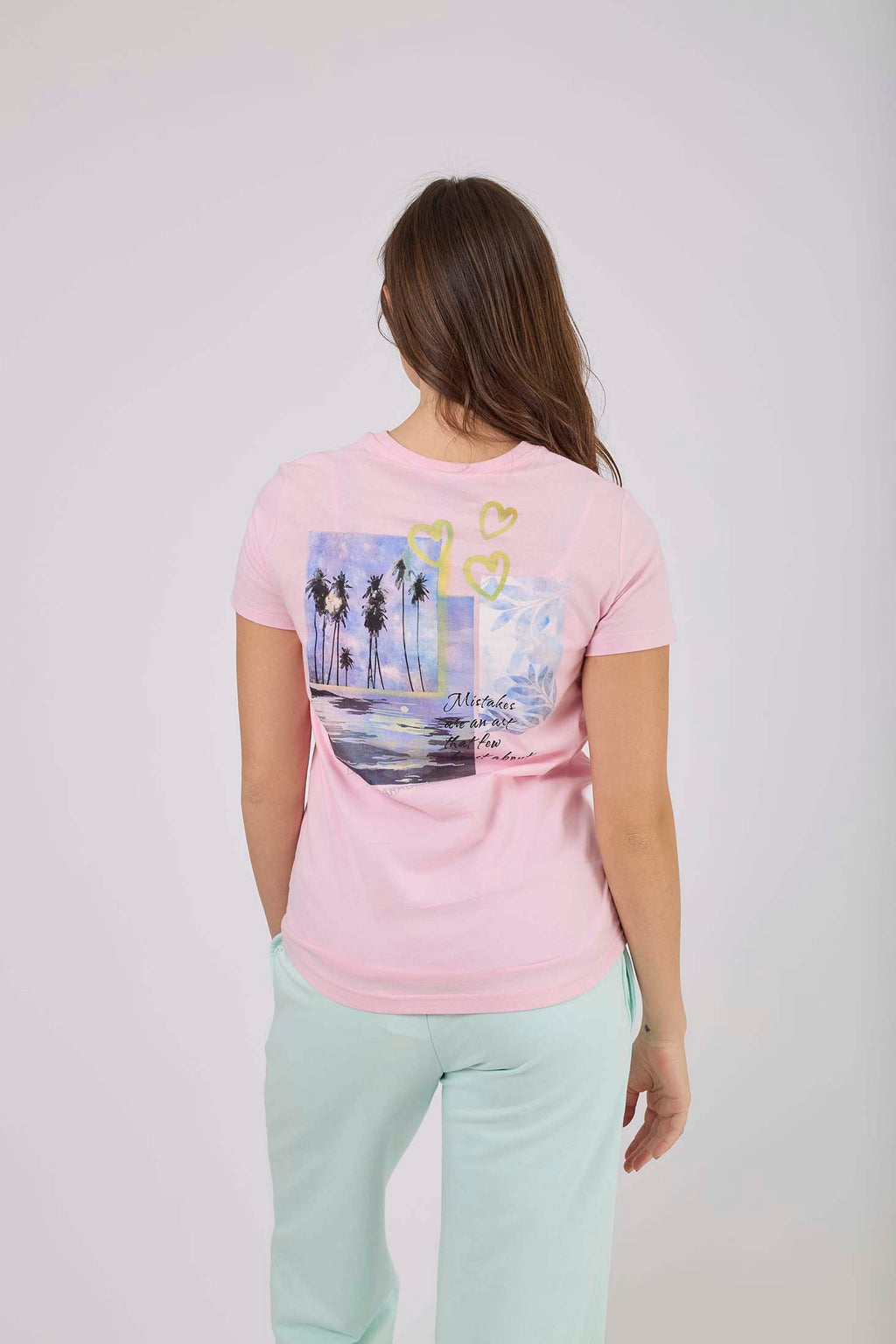 تي شيرت نسائي بقصّة عادية باللون الوردي