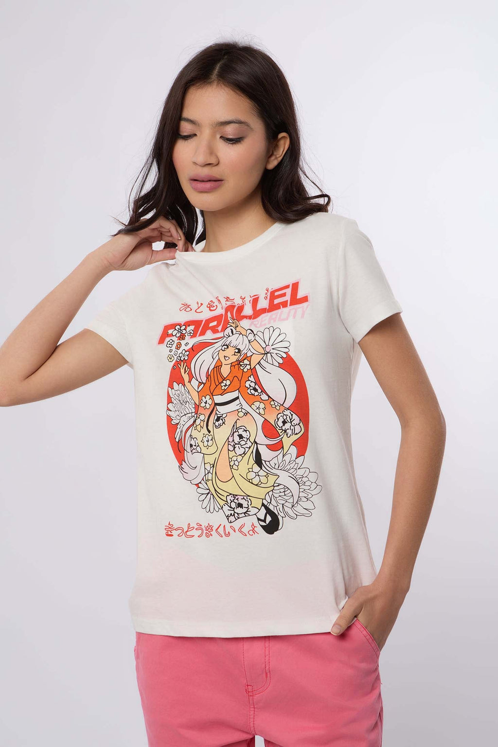 تي شيرت نسائي بقصّة عادية وأكمام قصيرة باللون الأبيض