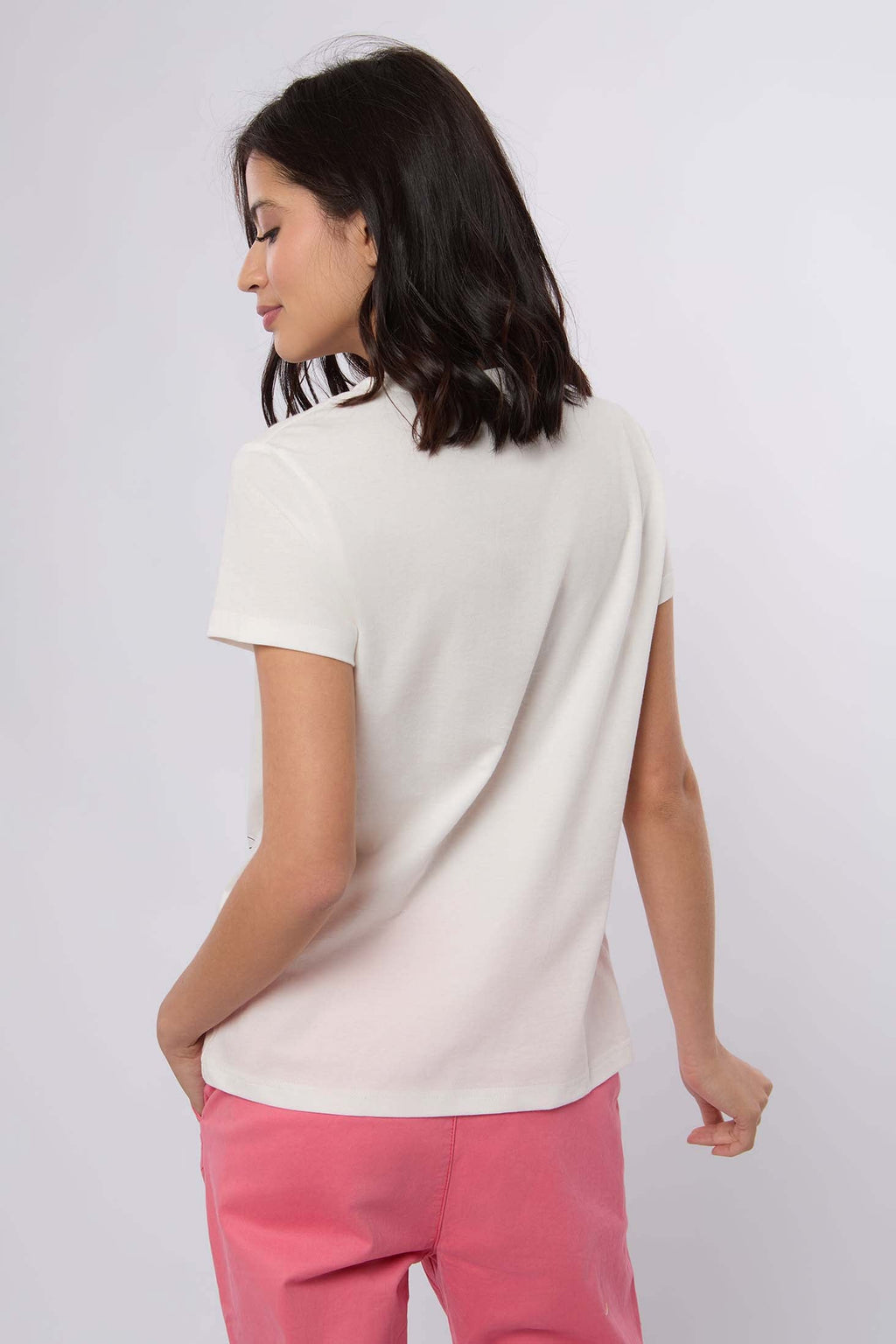 تي شيرت نسائي بقصّة عادية وأكمام قصيرة باللون الأبيض