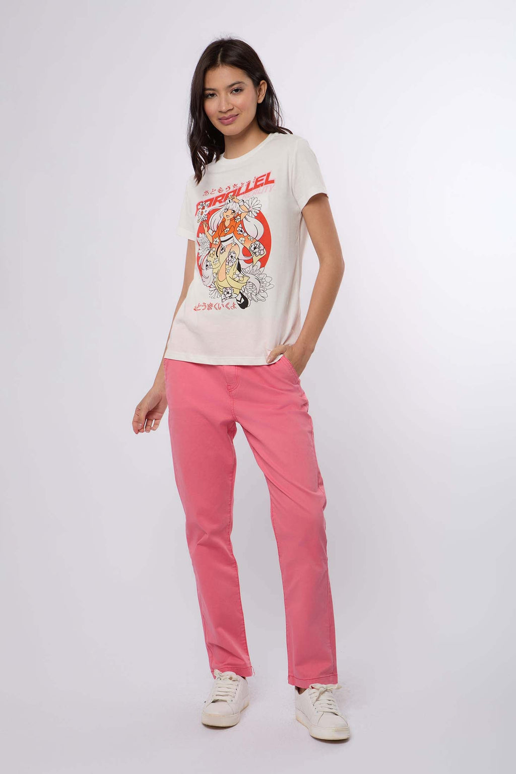 تي شيرت نسائي بقصّة عادية وأكمام قصيرة باللون الأبيض