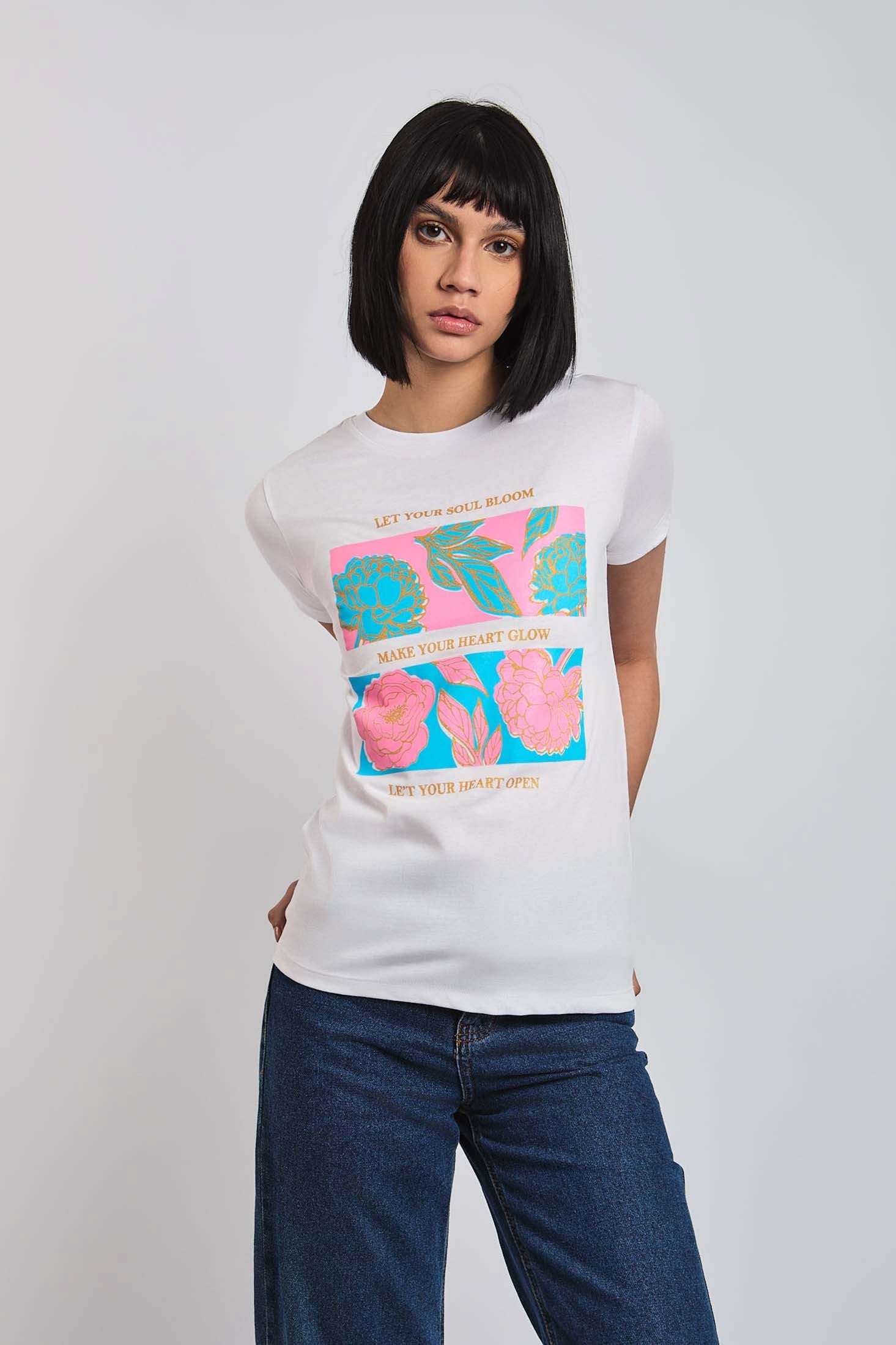 تي شيرت نسائي بقصّة عادية وأكمام قصيرة باللون الأبيض