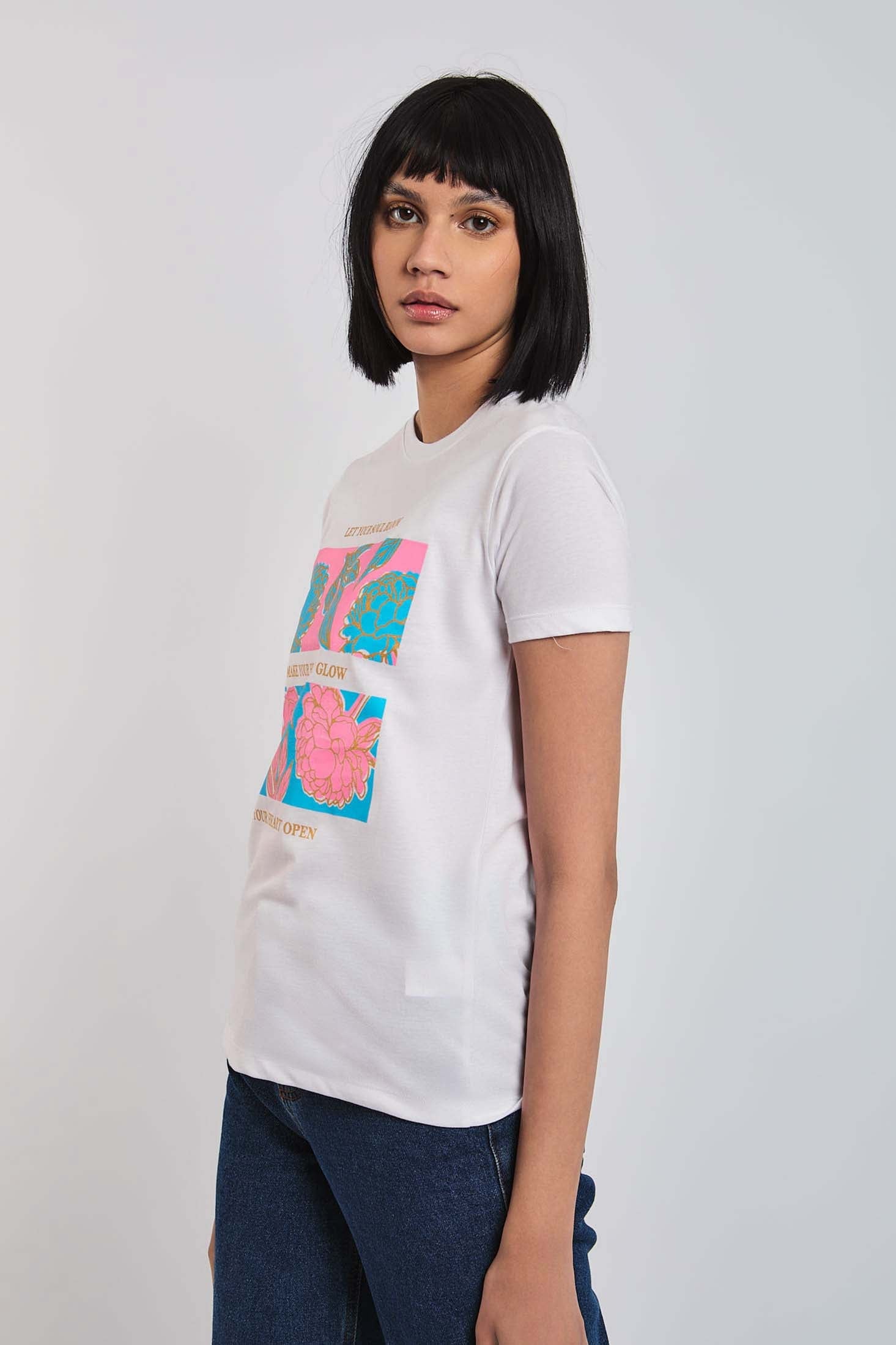 تي شيرت نسائي بقصّة عادية وأكمام قصيرة باللون الأبيض