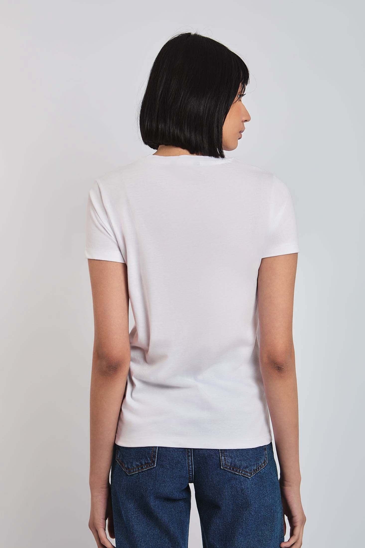 تي شيرت نسائي بقصّة عادية وأكمام قصيرة باللون الأبيض