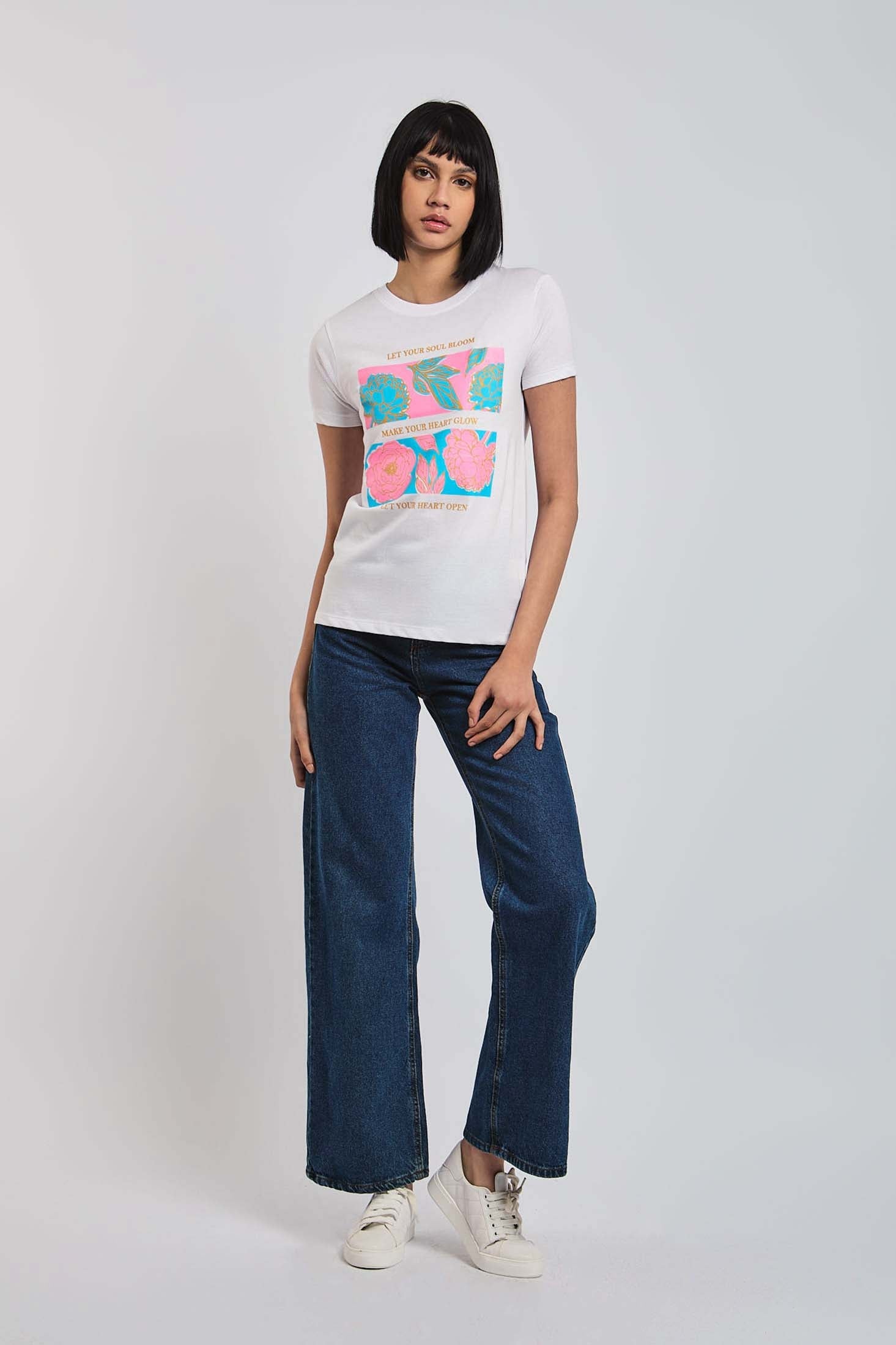 تي شيرت نسائي بقصّة عادية وأكمام قصيرة باللون الأبيض