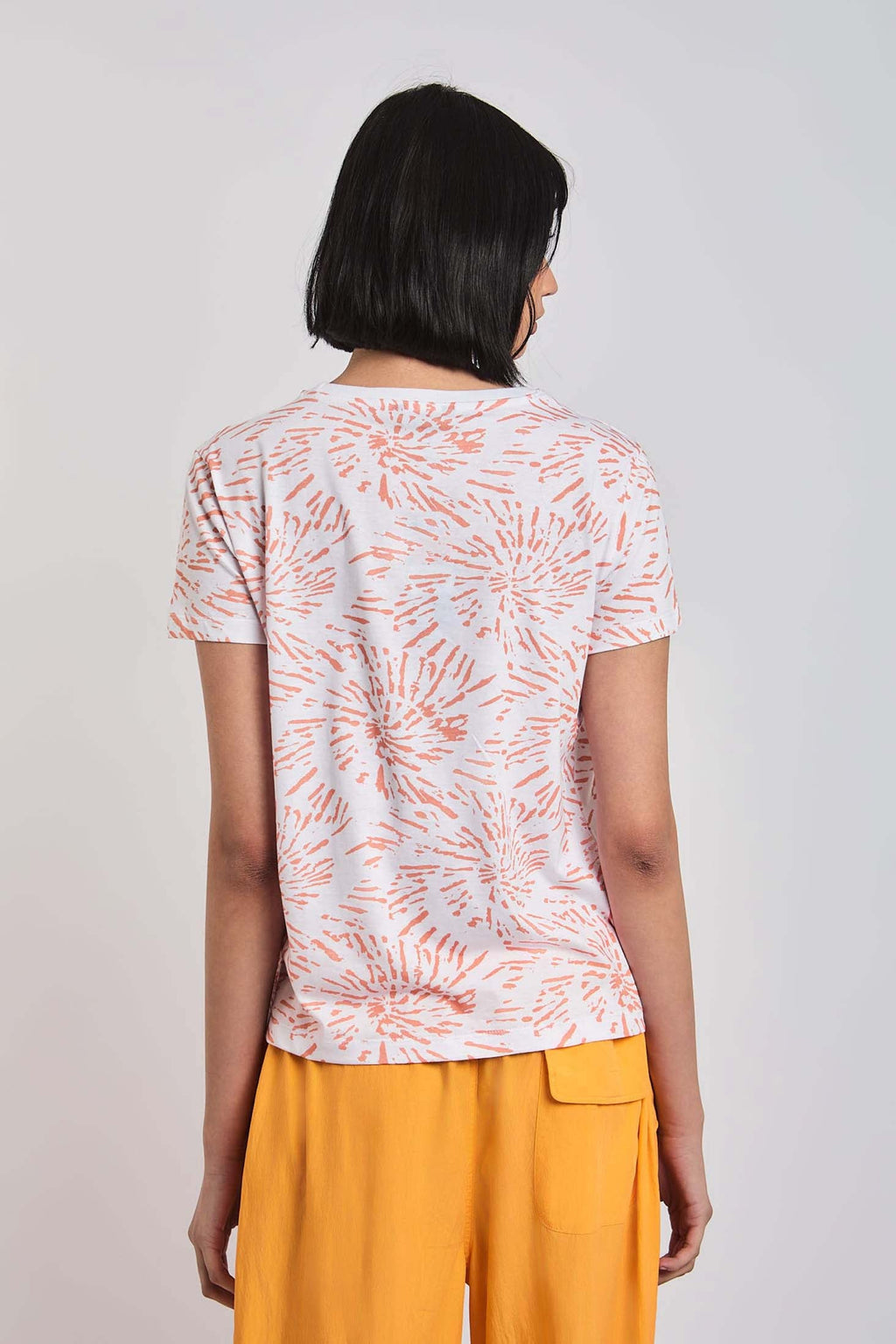 تي شيرت نسائي بقصّة عادية وأكمام قصيرة متعدد الألوان