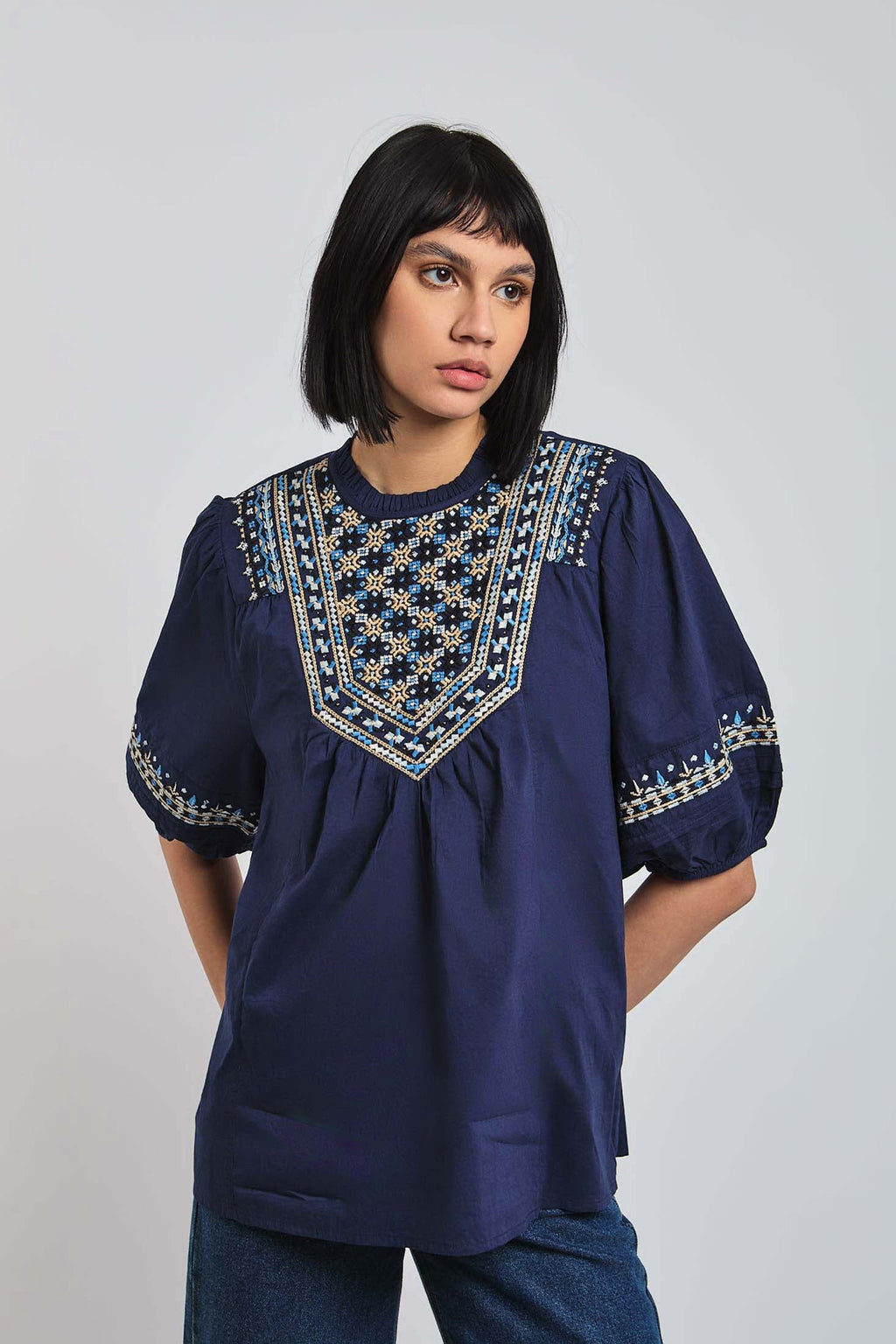 بلوزة نسائية بأكمام قصيرة ورقبة دائرية باللون الأزرق الداكن