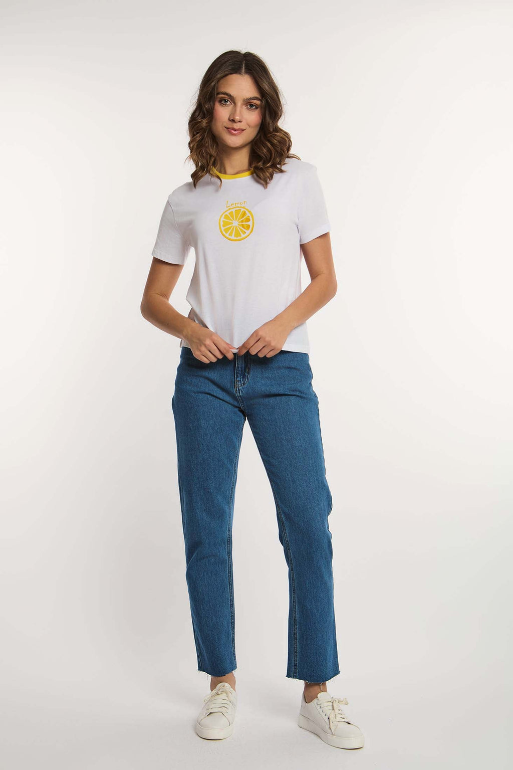 تي شيرت نسائي قصير الأكمام، تي شيرت أبيض