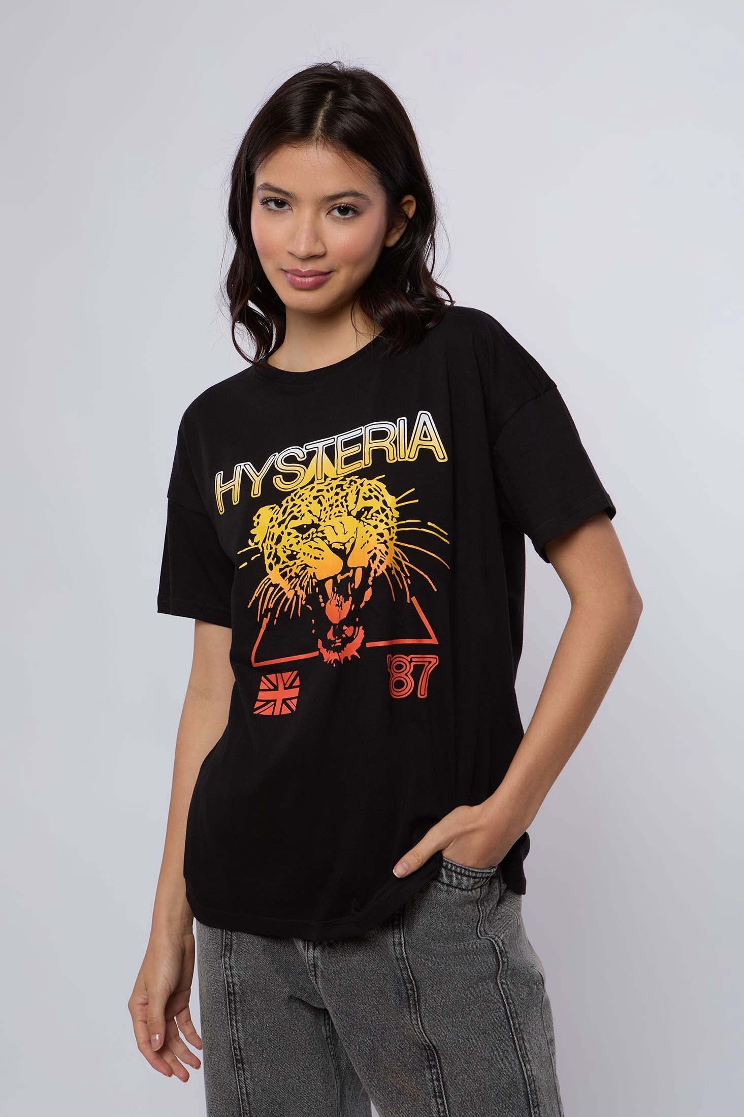 تي شيرت نسائي كبير الحجم بأكمام قصيرة باللون الأسود