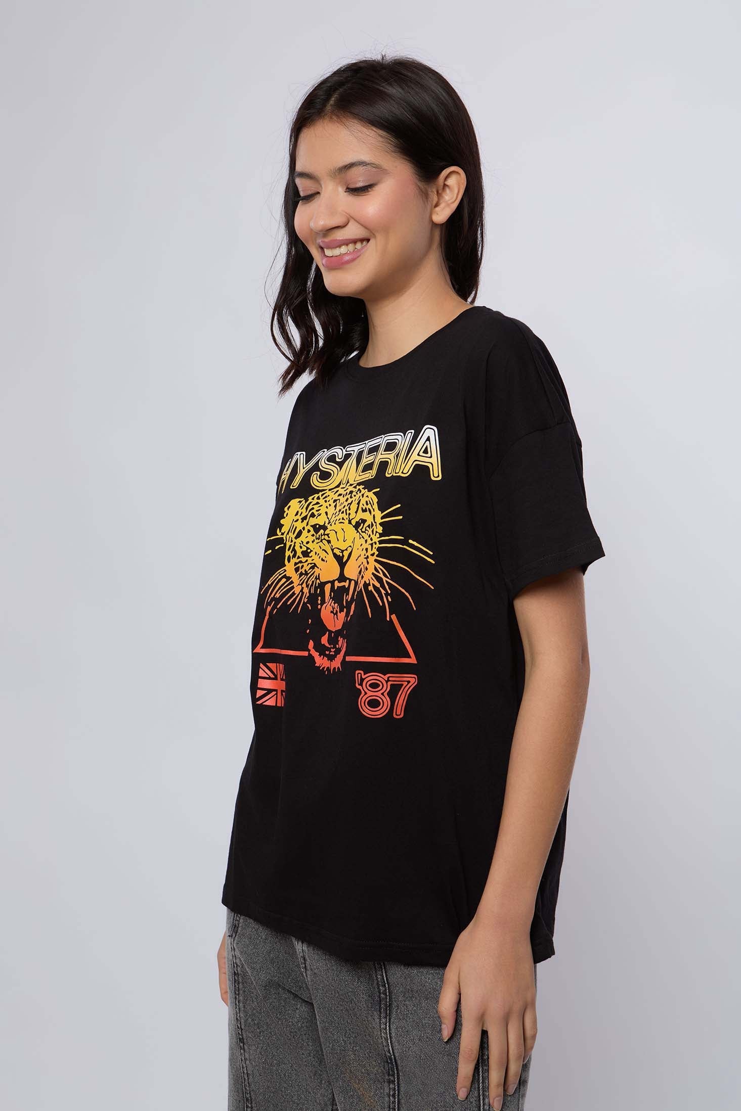 تي شيرت نسائي كبير الحجم بأكمام قصيرة باللون الأسود