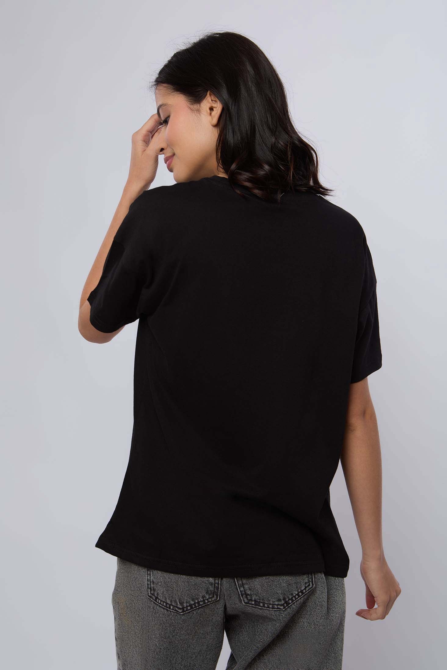 تي شيرت نسائي كبير الحجم بأكمام قصيرة باللون الأسود