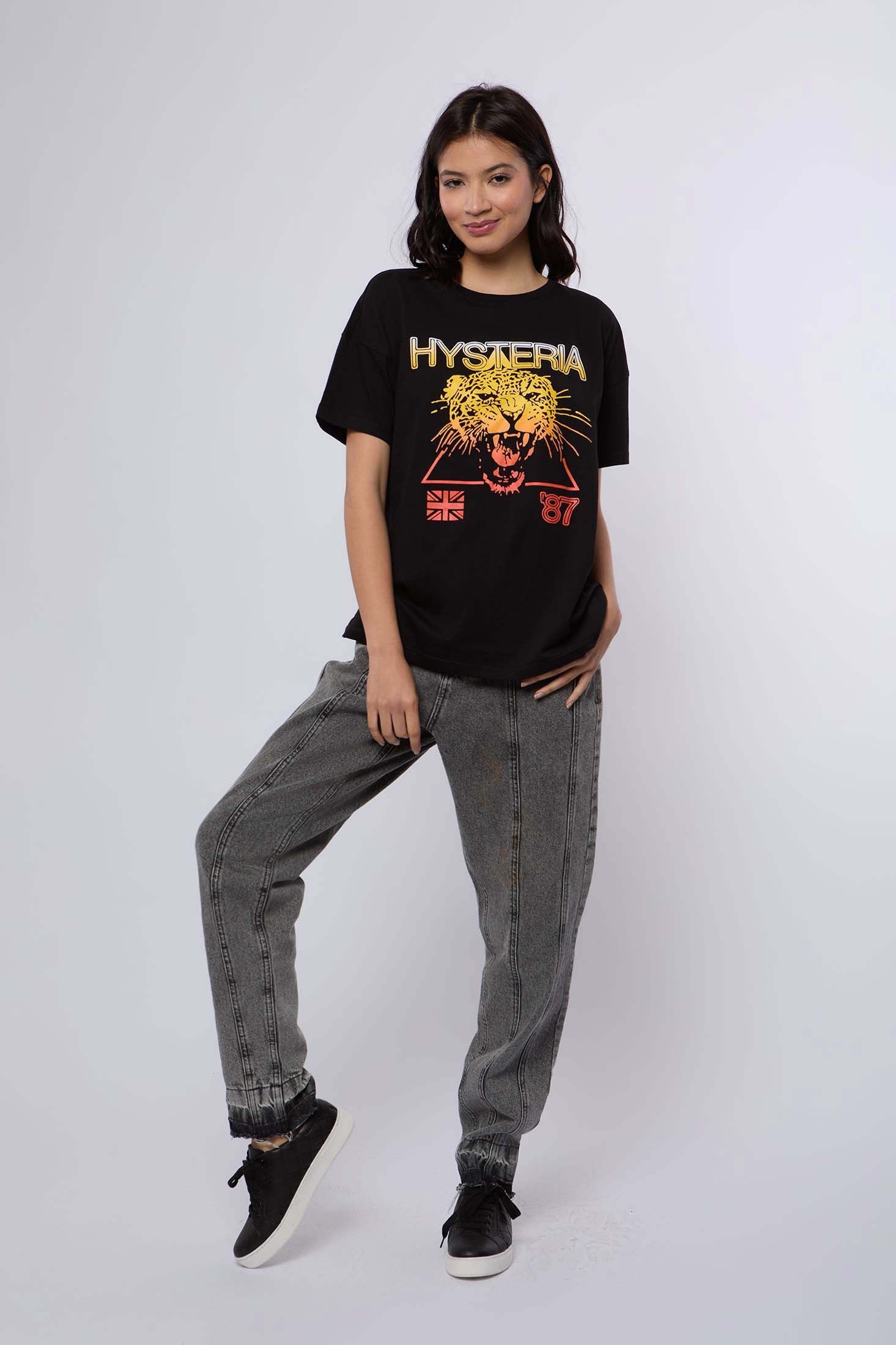 تي شيرت نسائي كبير الحجم بأكمام قصيرة باللون الأسود