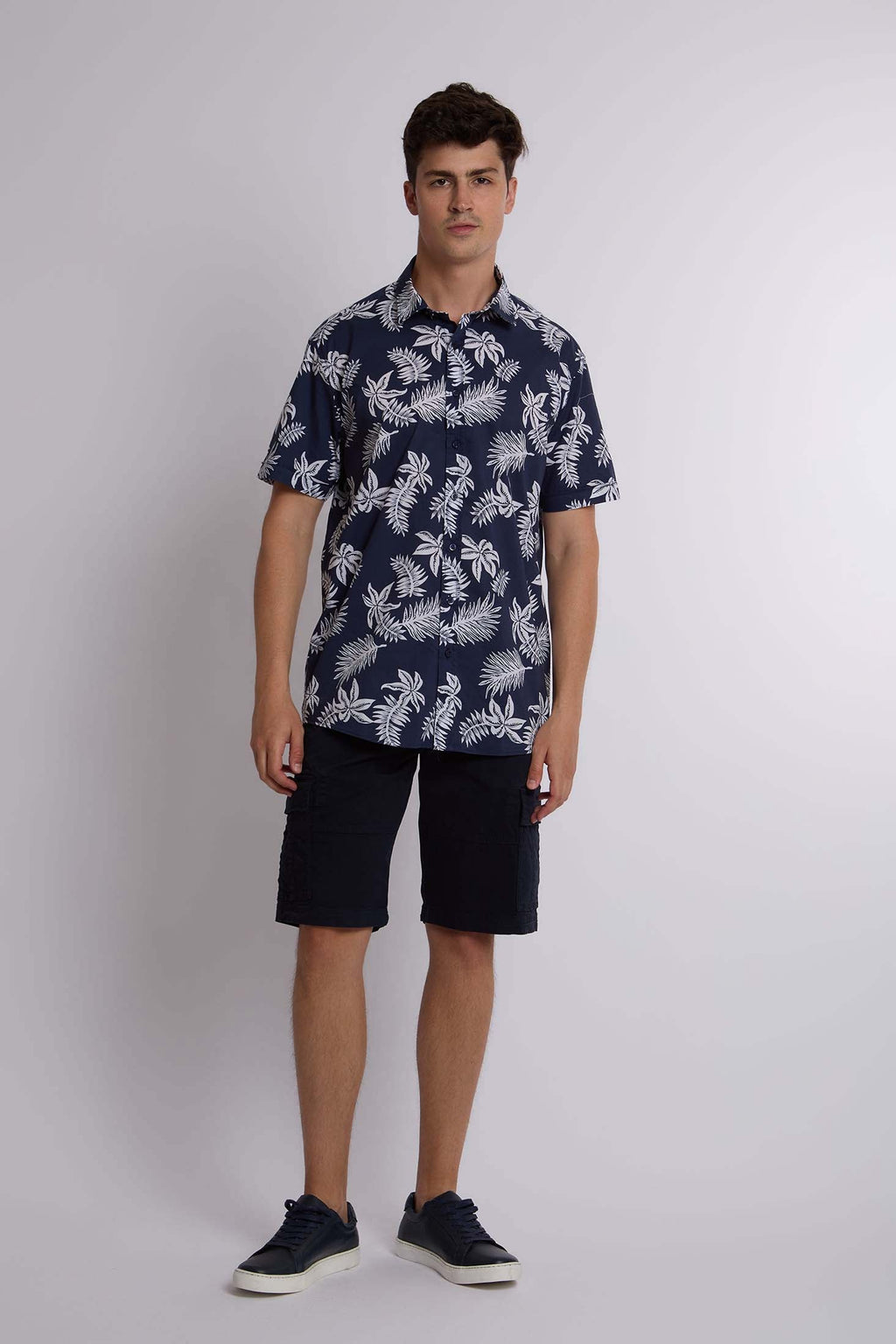 قميص رجالي بقصّة عادية من قطن البوبلين للنساء بأكمام قصيرة، أزرق داكن