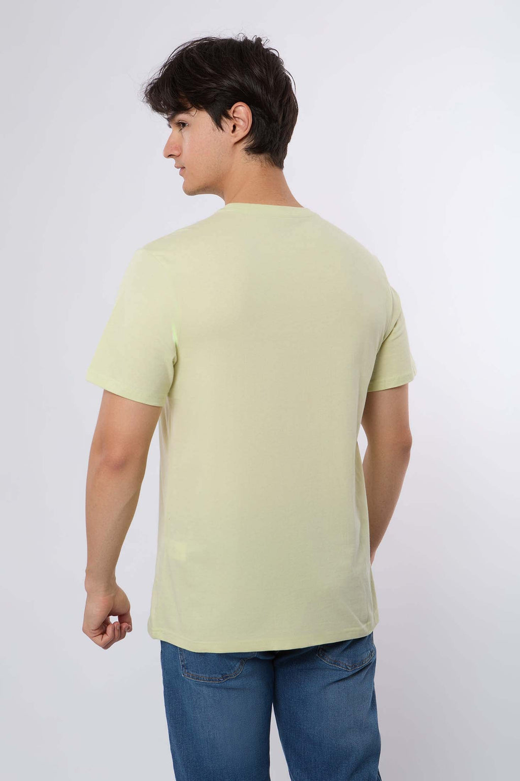 تي شيرت رجالي باللون الأصفر الزبدة