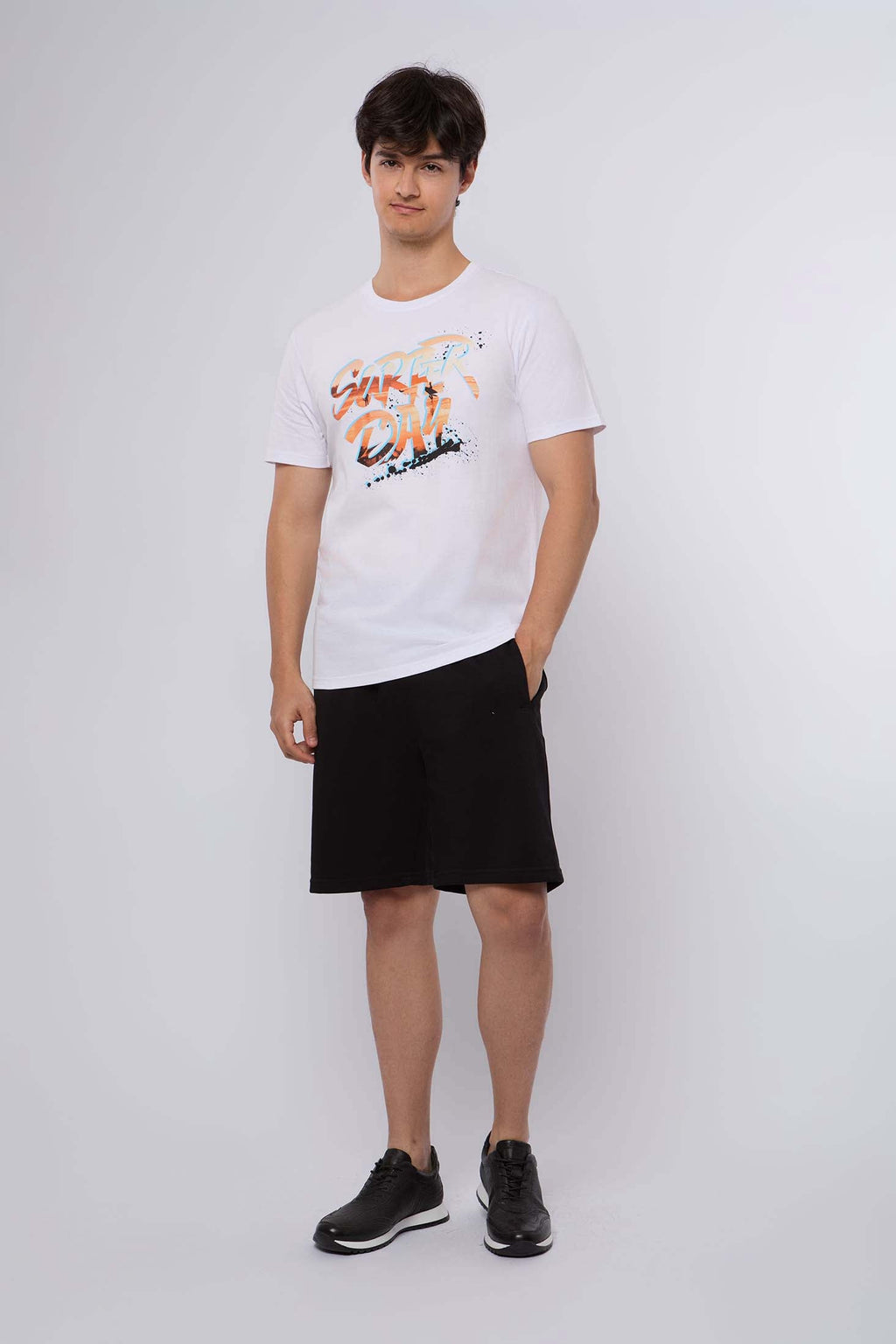 تي شيرت رجالي كاجوال بقصّة عادية من القطن باللون الأبيض