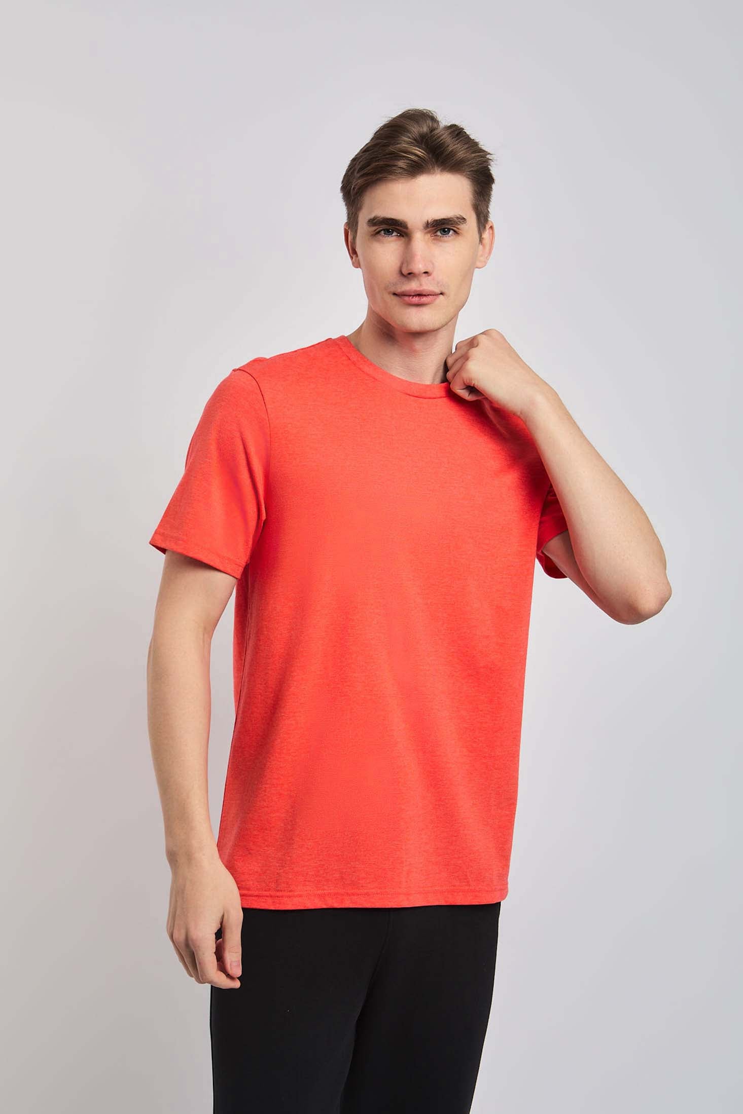 تي شيرت رجالي عادي باللون الأحمر