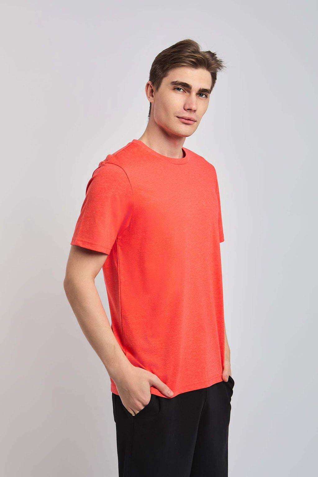 تي شيرت رجالي عادي باللون الأحمر
