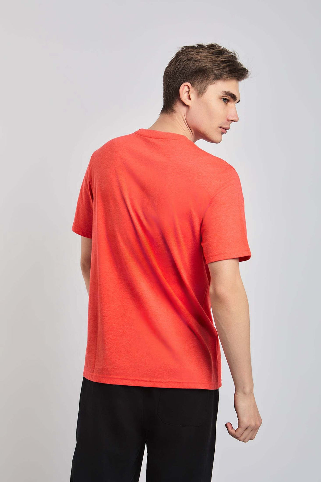 تي شيرت رجالي عادي باللون الأحمر