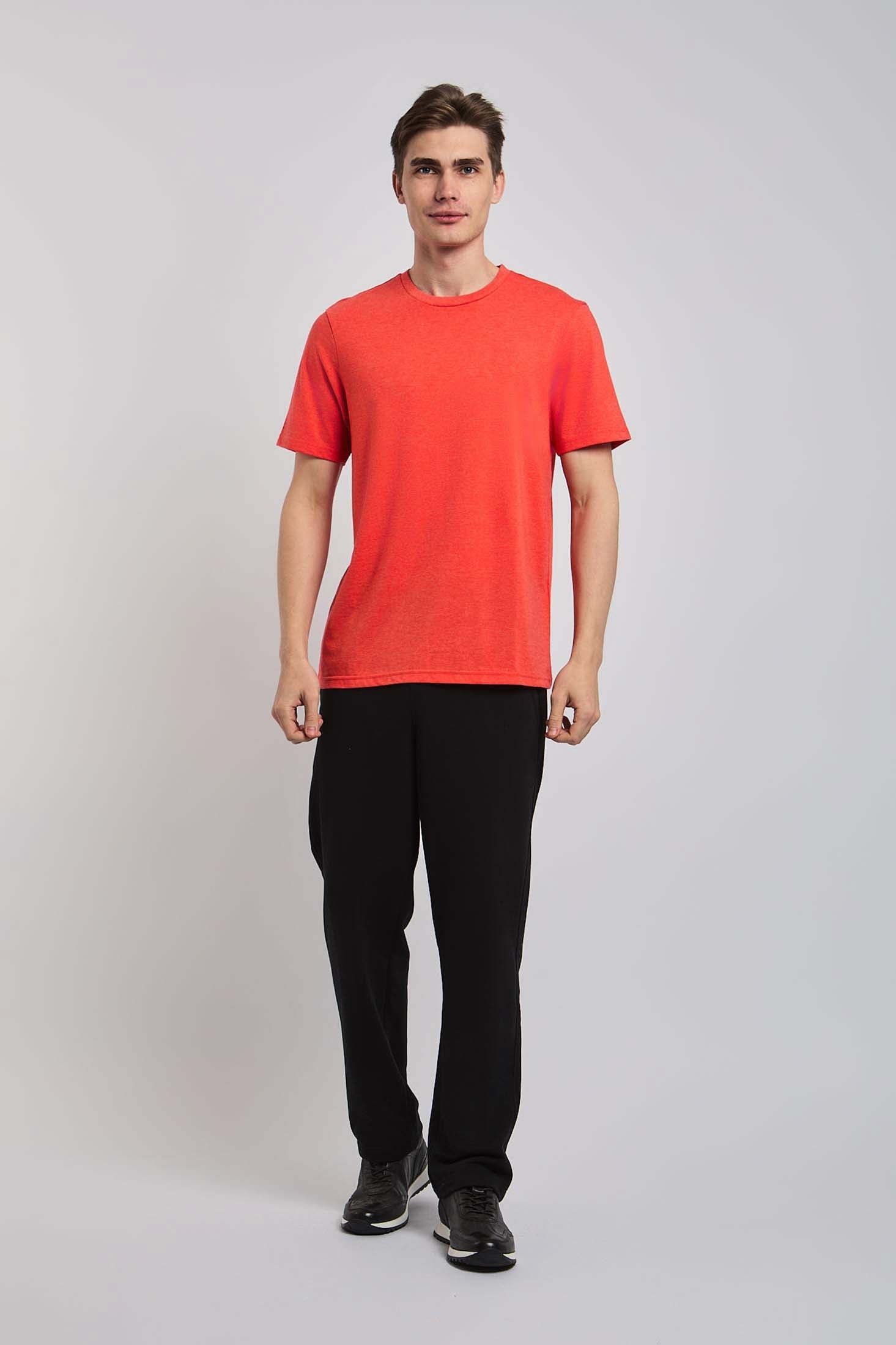 تي شيرت رجالي عادي باللون الأحمر