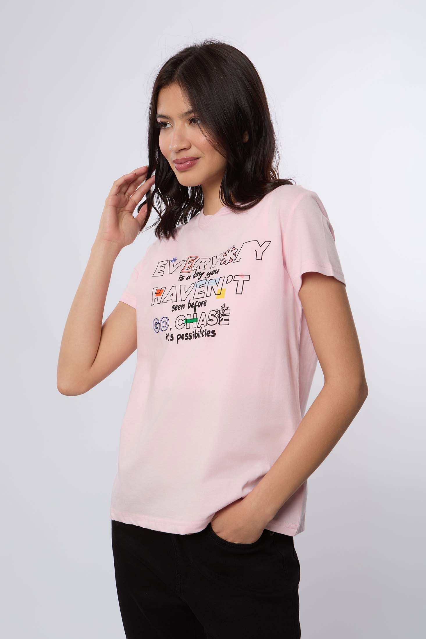 تي شيرت نسائي بقصّة عادية وأكمام قصيرة، وردي