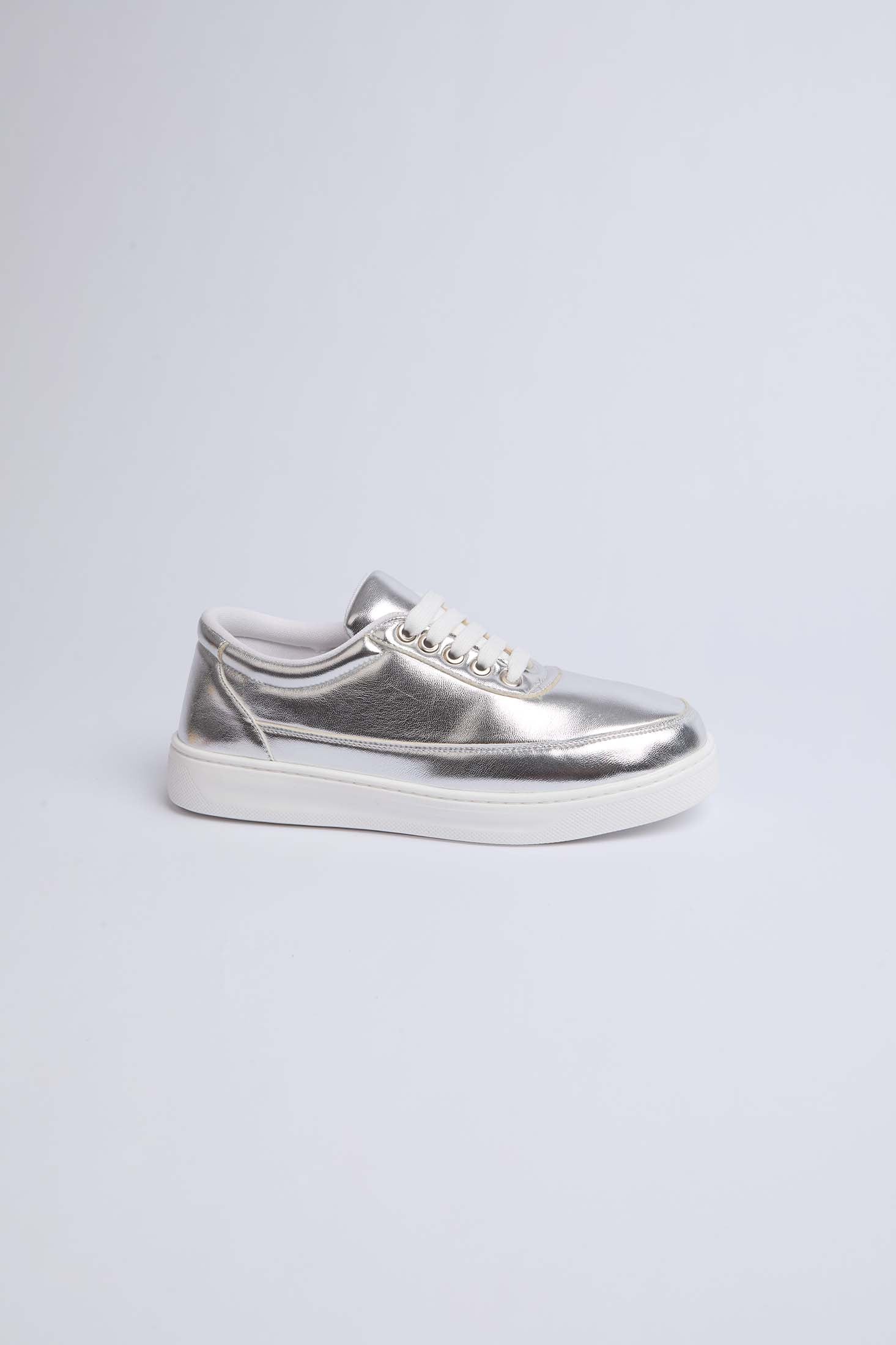 حذاء رياضي نسائي من الجلد الصناعي برباط فضي