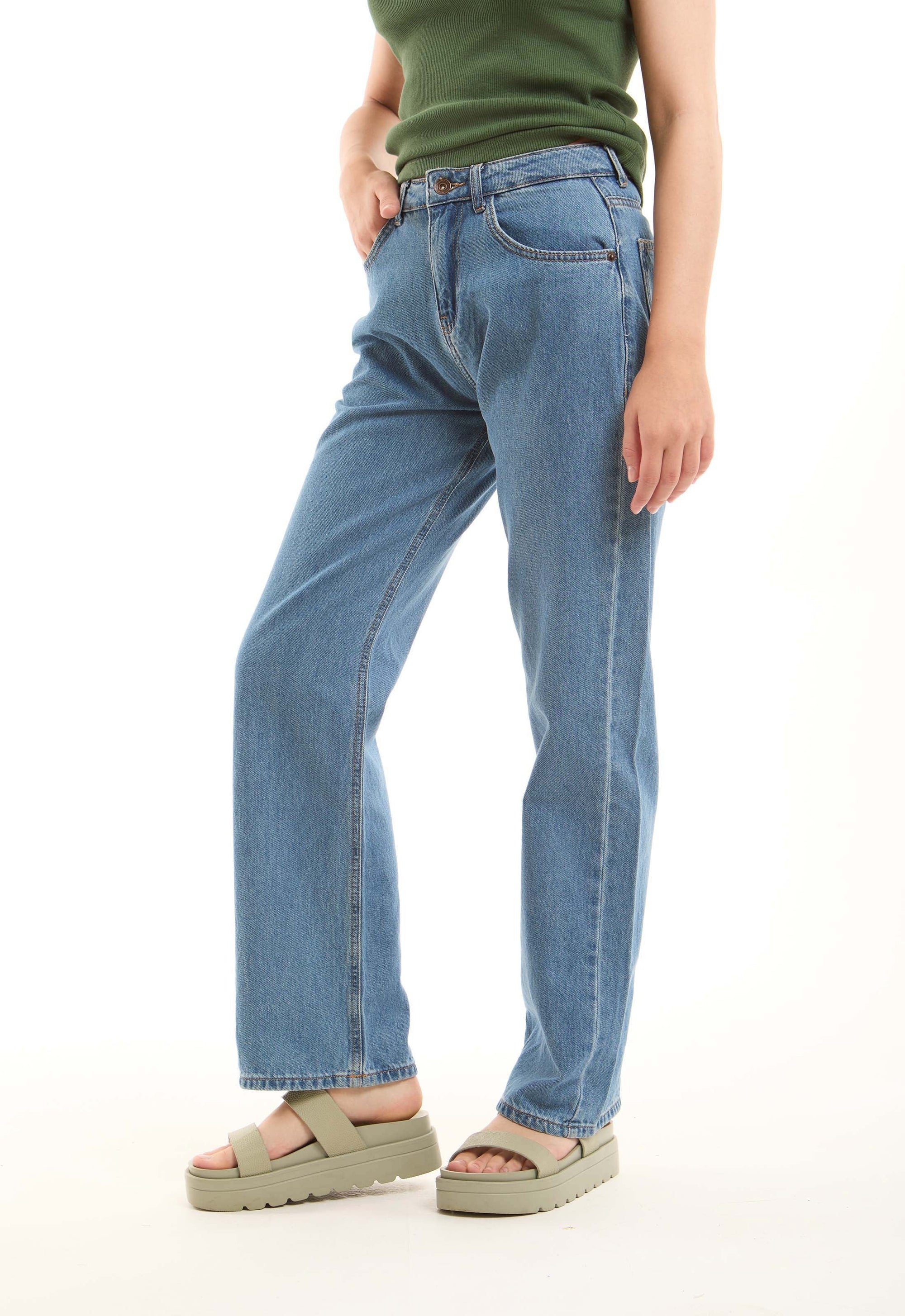 بنطلون جينز نسائي مستقيم الخصر عالي اللون متوسط الغسل