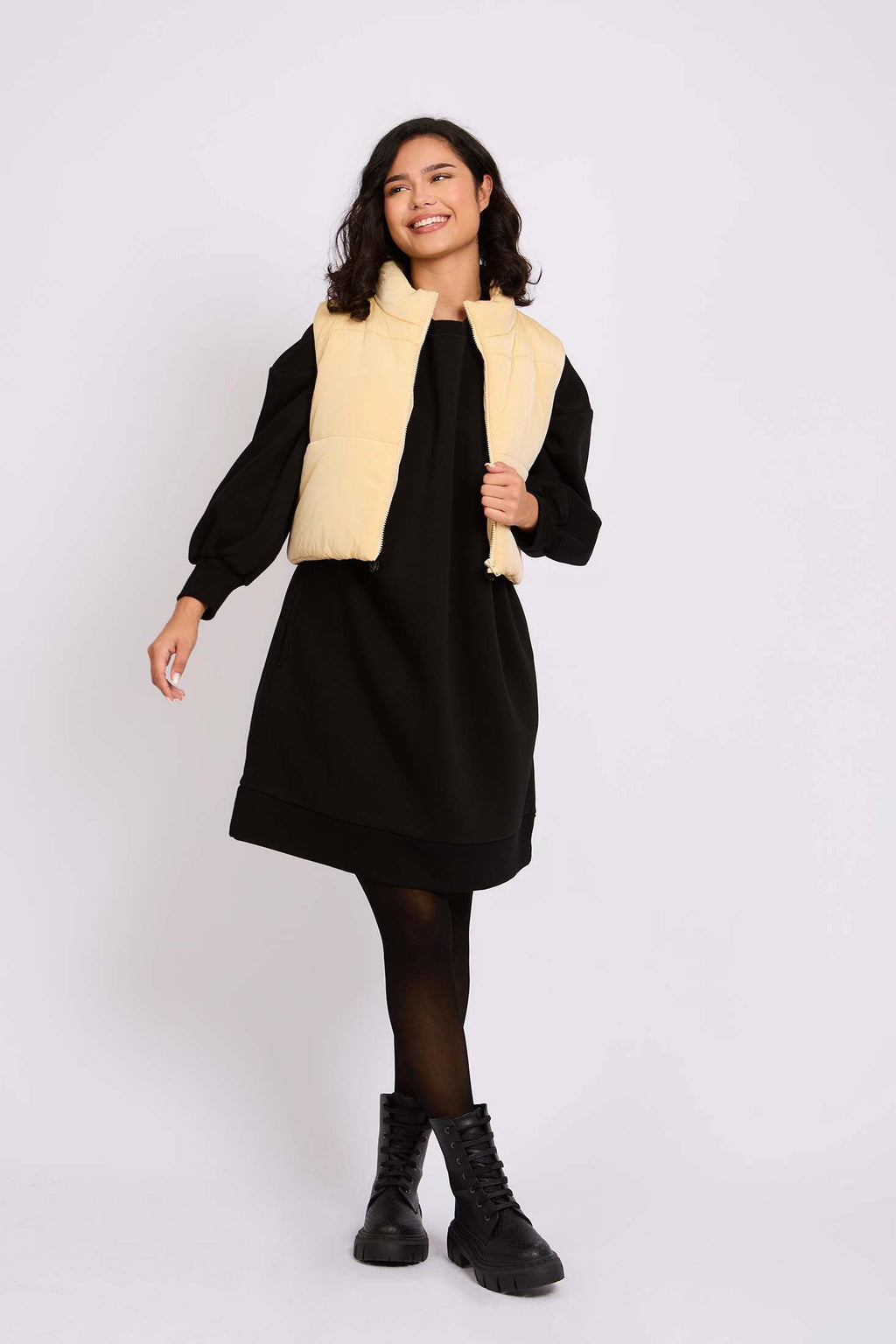 سترة نسائية قصيرة منفوخة باللون البيج