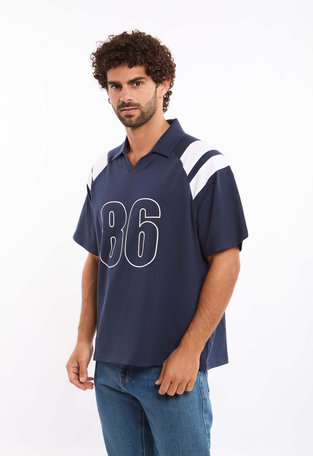 تيشيرت بولو بقَصّة مريحة ورقبة V مفتوحة