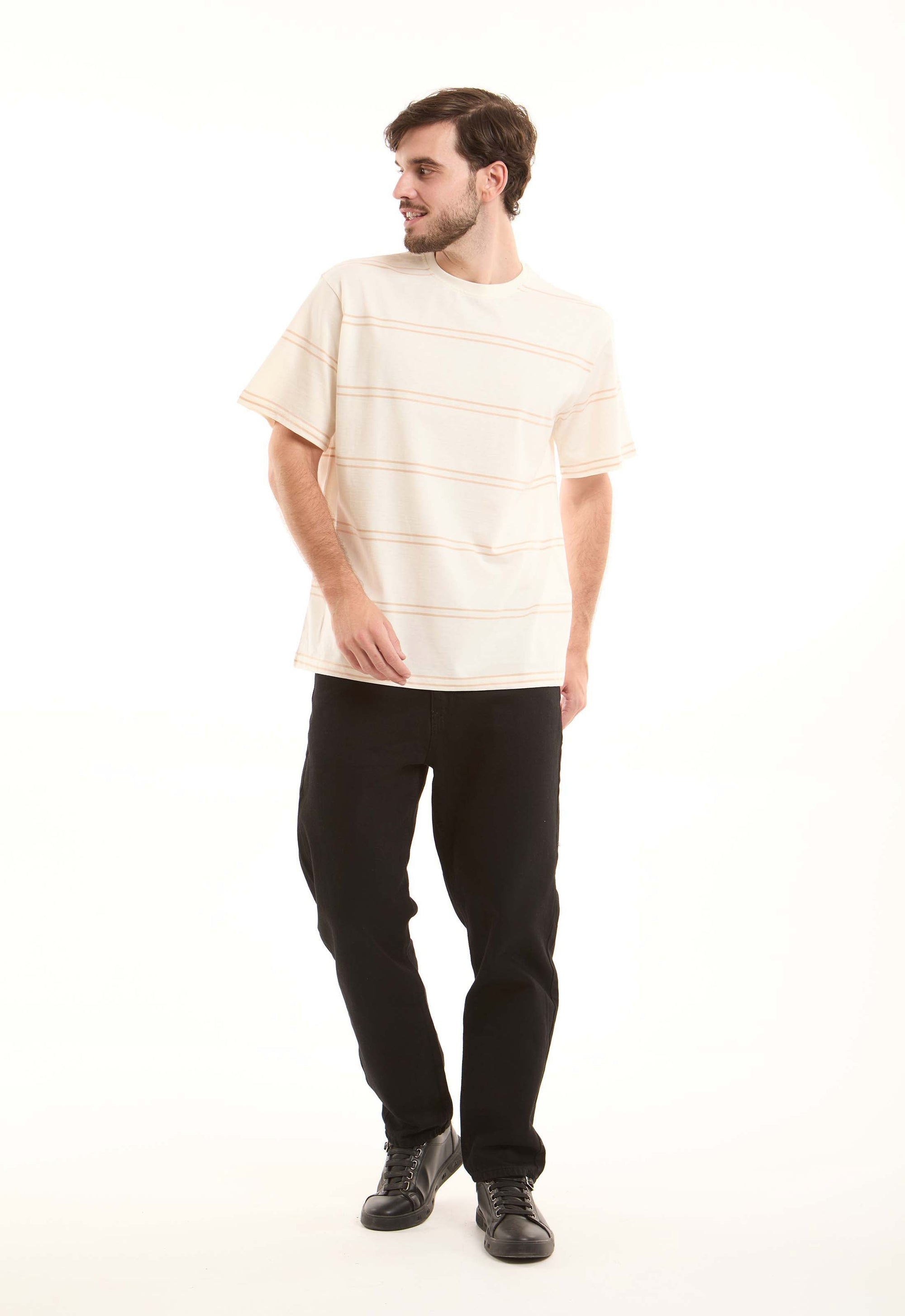 تي شيرت رجالي مطرز متعدد الألوان