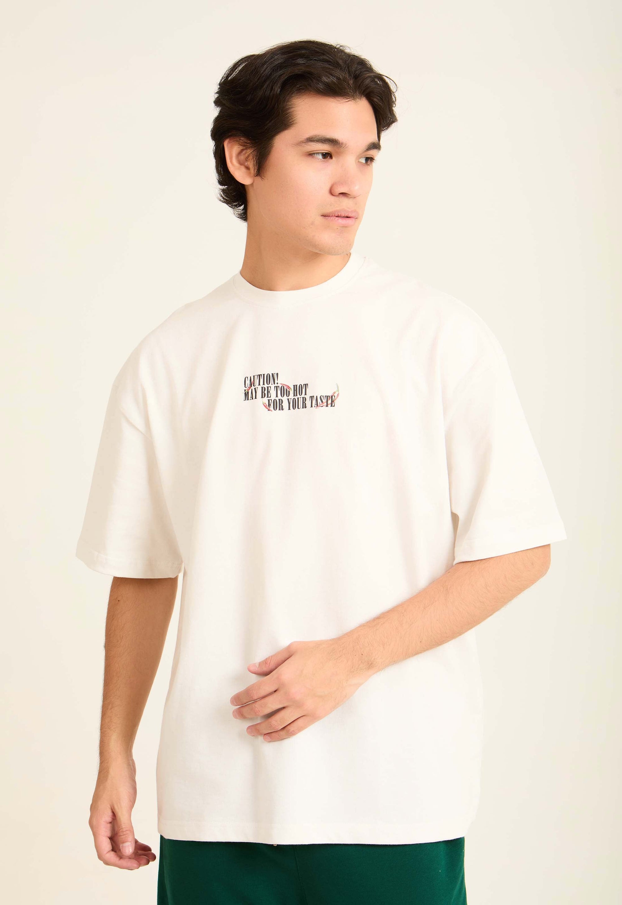 تي شيرت رجالي كبير الحجم مطبوع باللون الأبيض العتيق