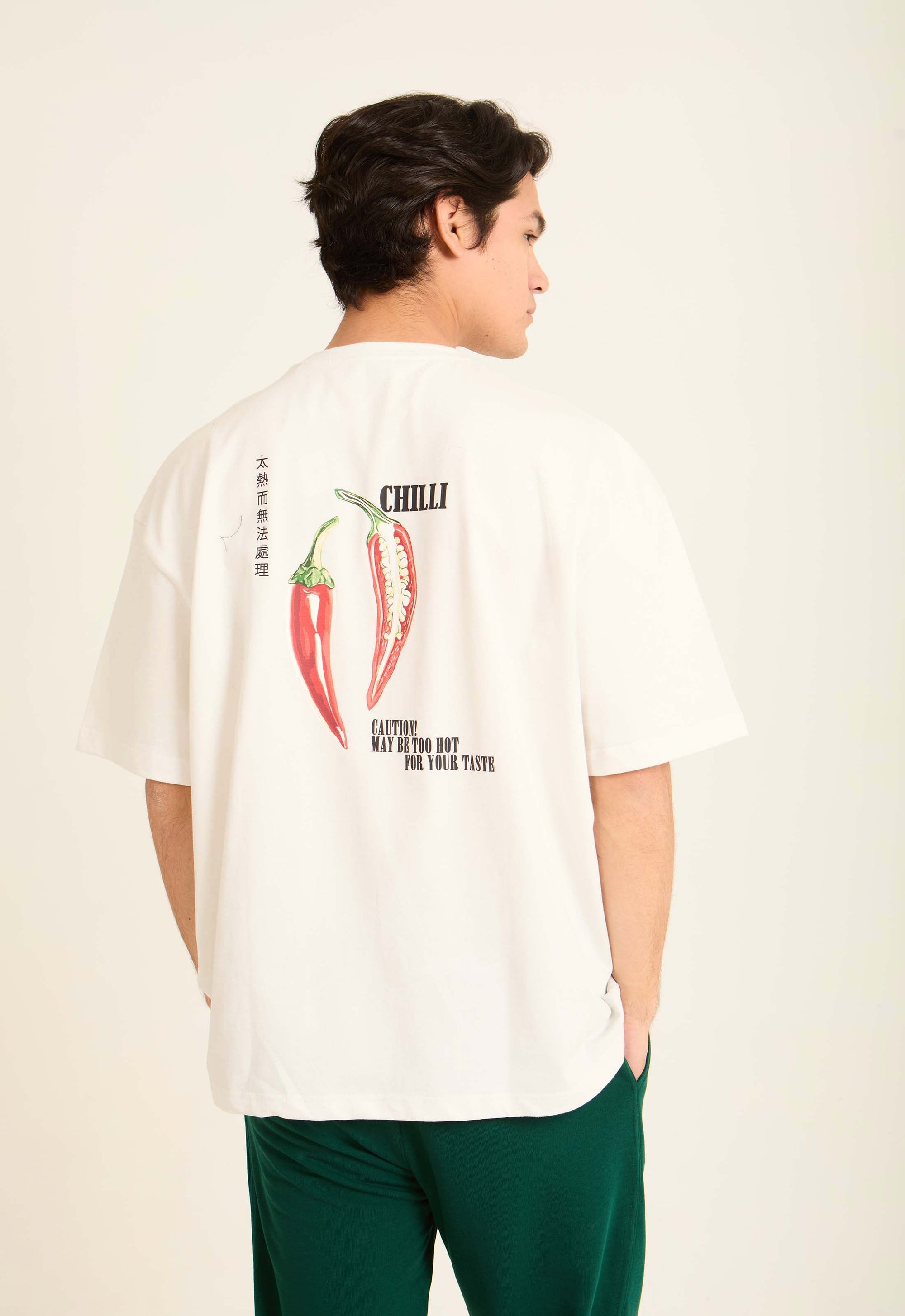 تي شيرت رجالي كبير الحجم مطبوع باللون الأبيض العتيق