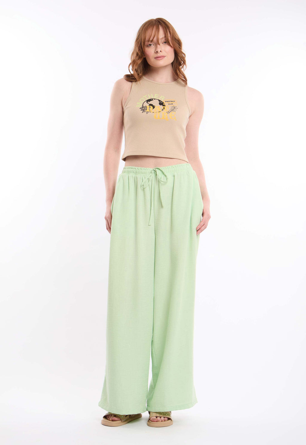 بلوزة نسائية قصيرة مضلعة باللون البني