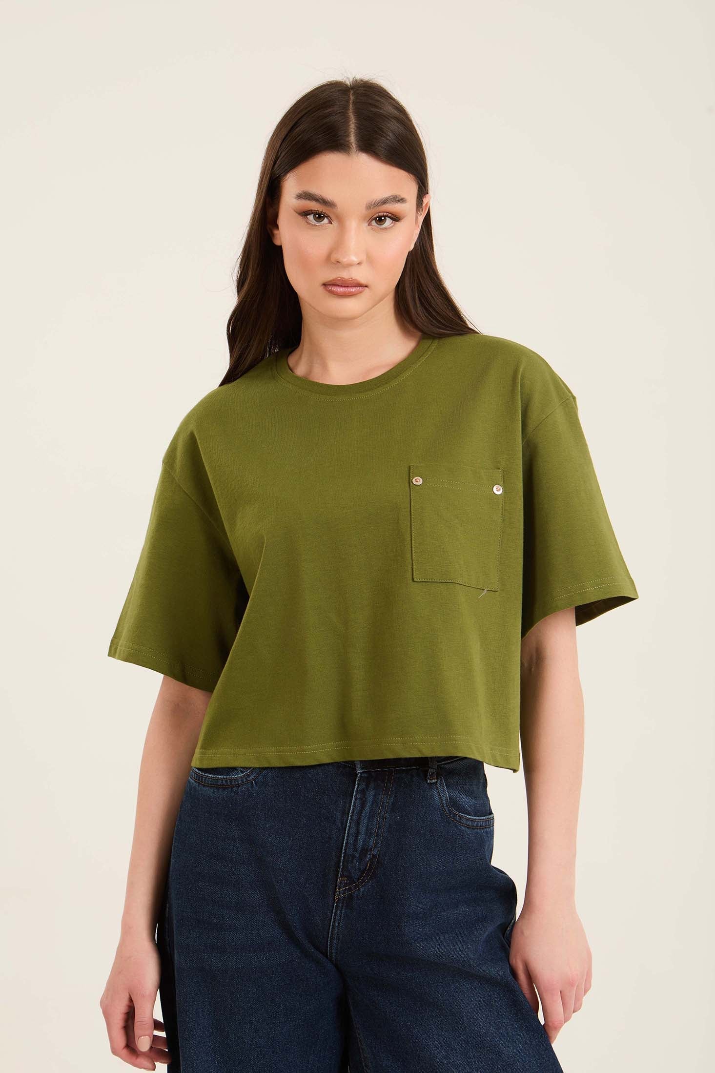 تي شيرت نسائي قصير باللون الأخضر