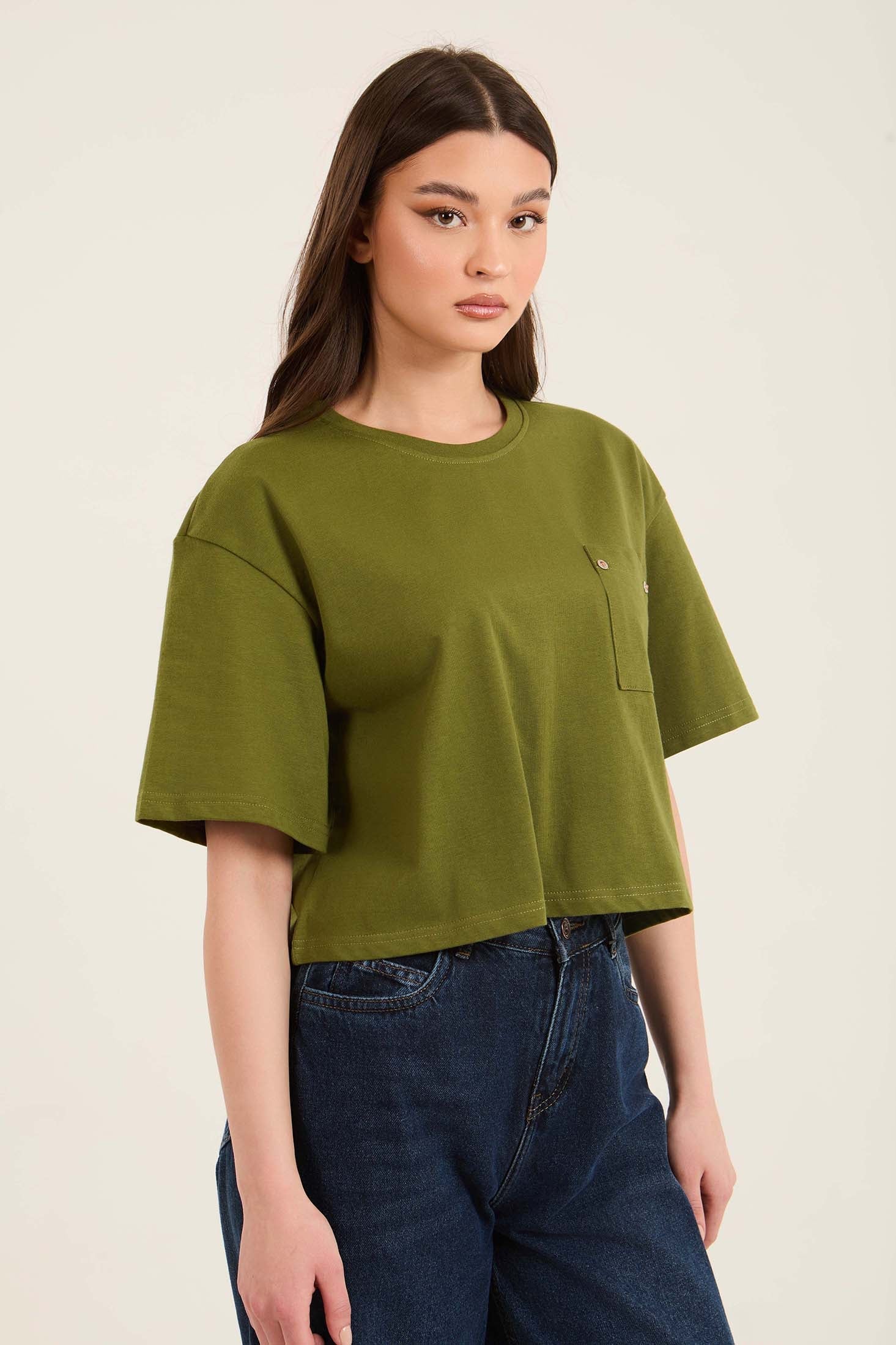 تي شيرت نسائي قصير باللون الأخضر