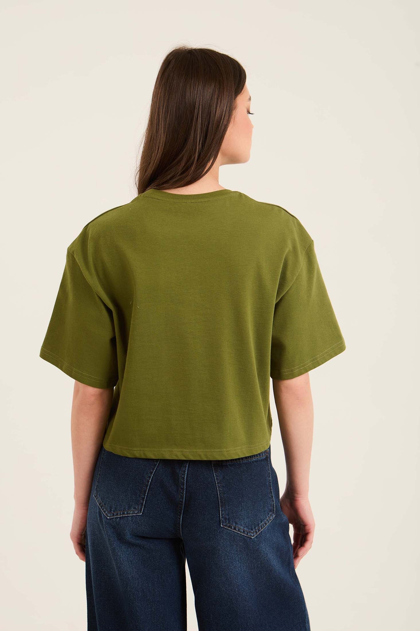 تي شيرت نسائي قصير باللون الأخضر