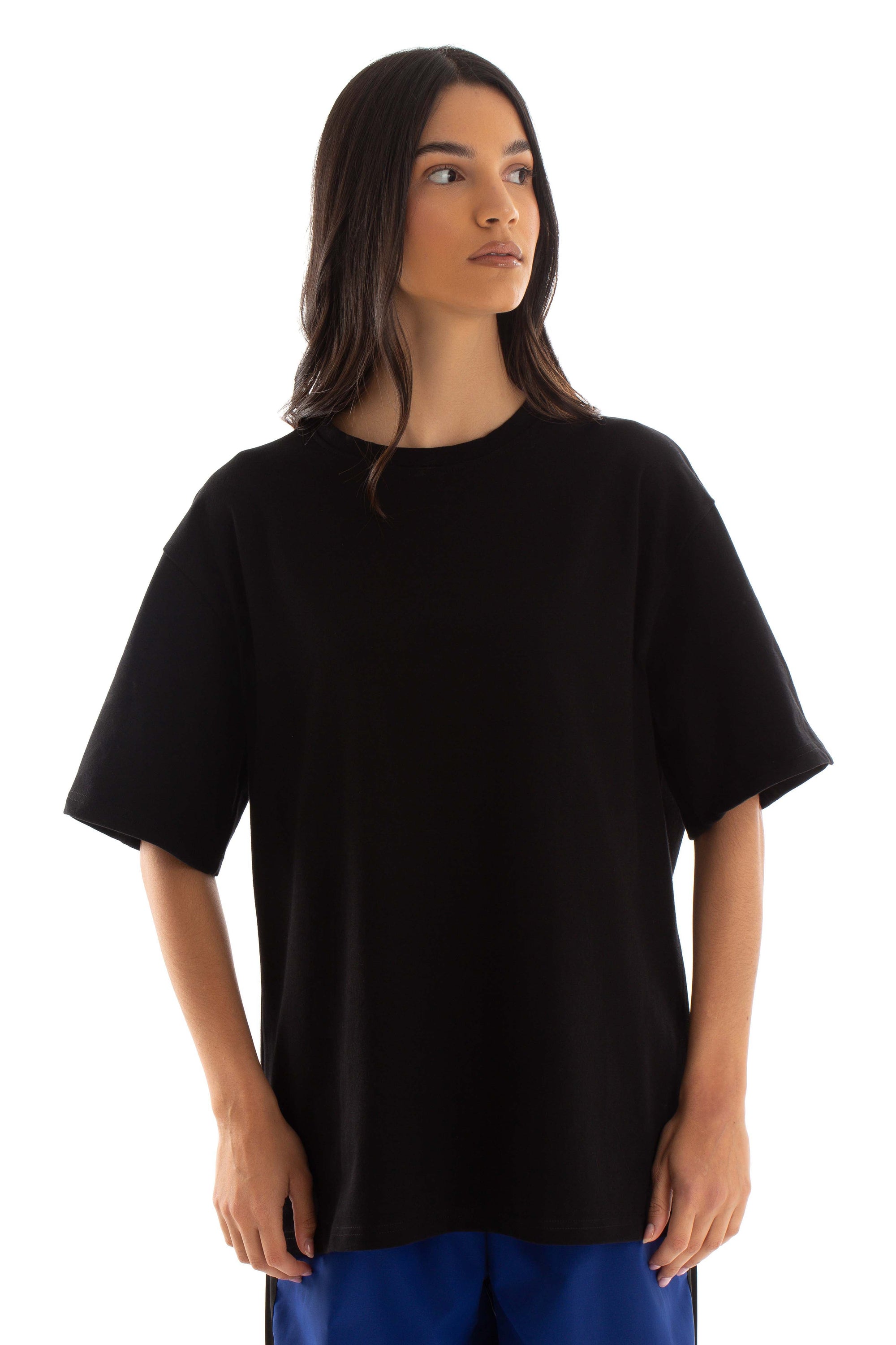 تيشيرت قطن أساسي سادة بقصة مريحة