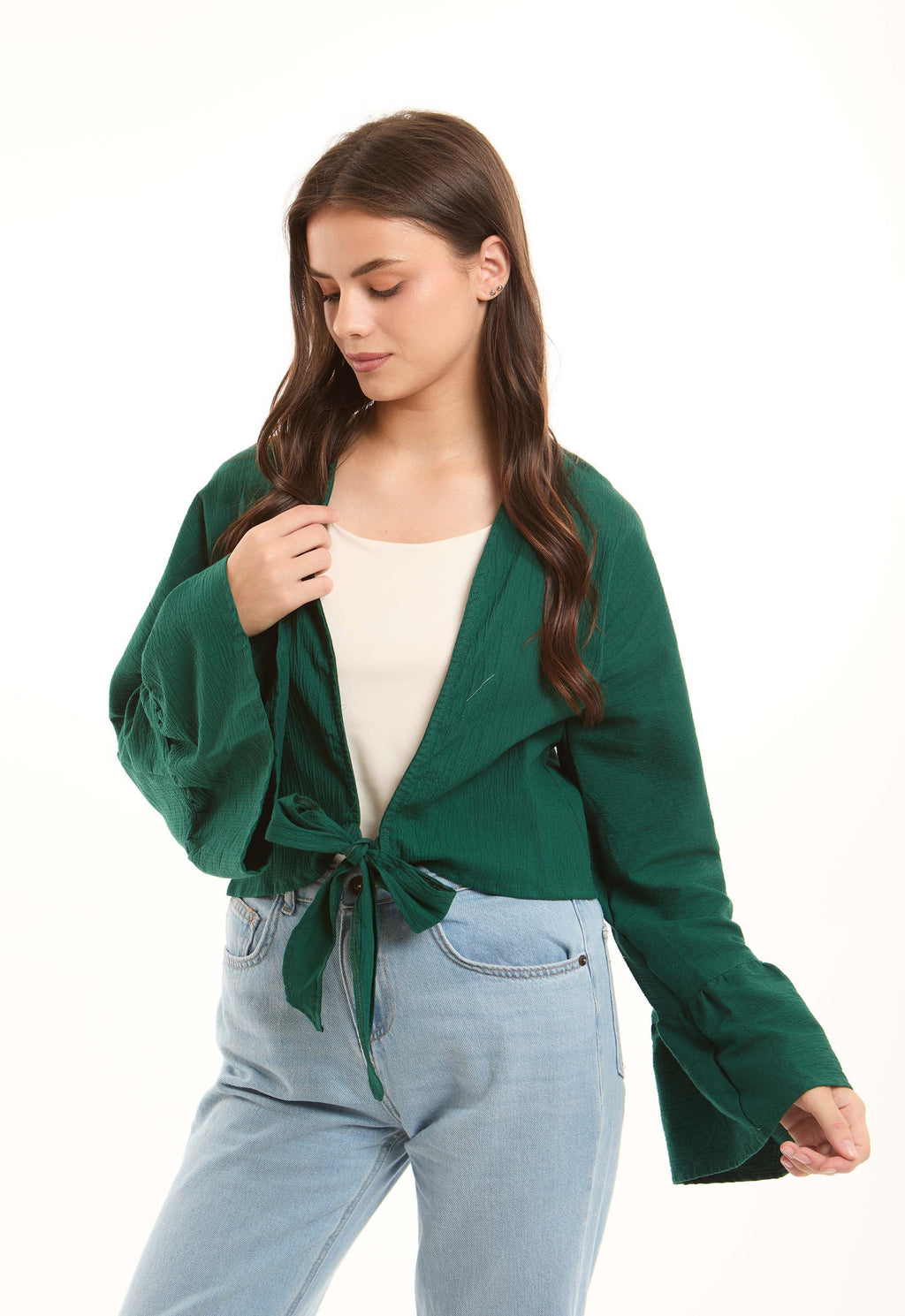 بلوزة نسائية قصيرة باللون الأخضر