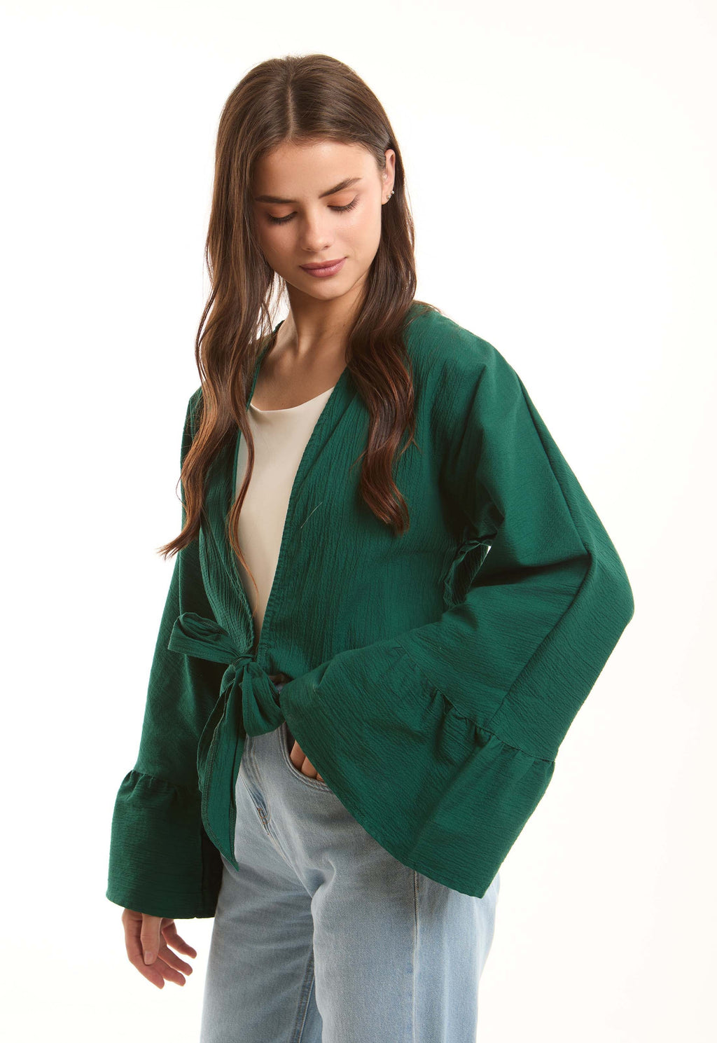 بلوزة نسائية قصيرة باللون الأخضر