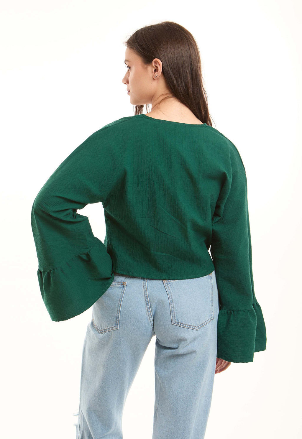 بلوزة نسائية قصيرة باللون الأخضر