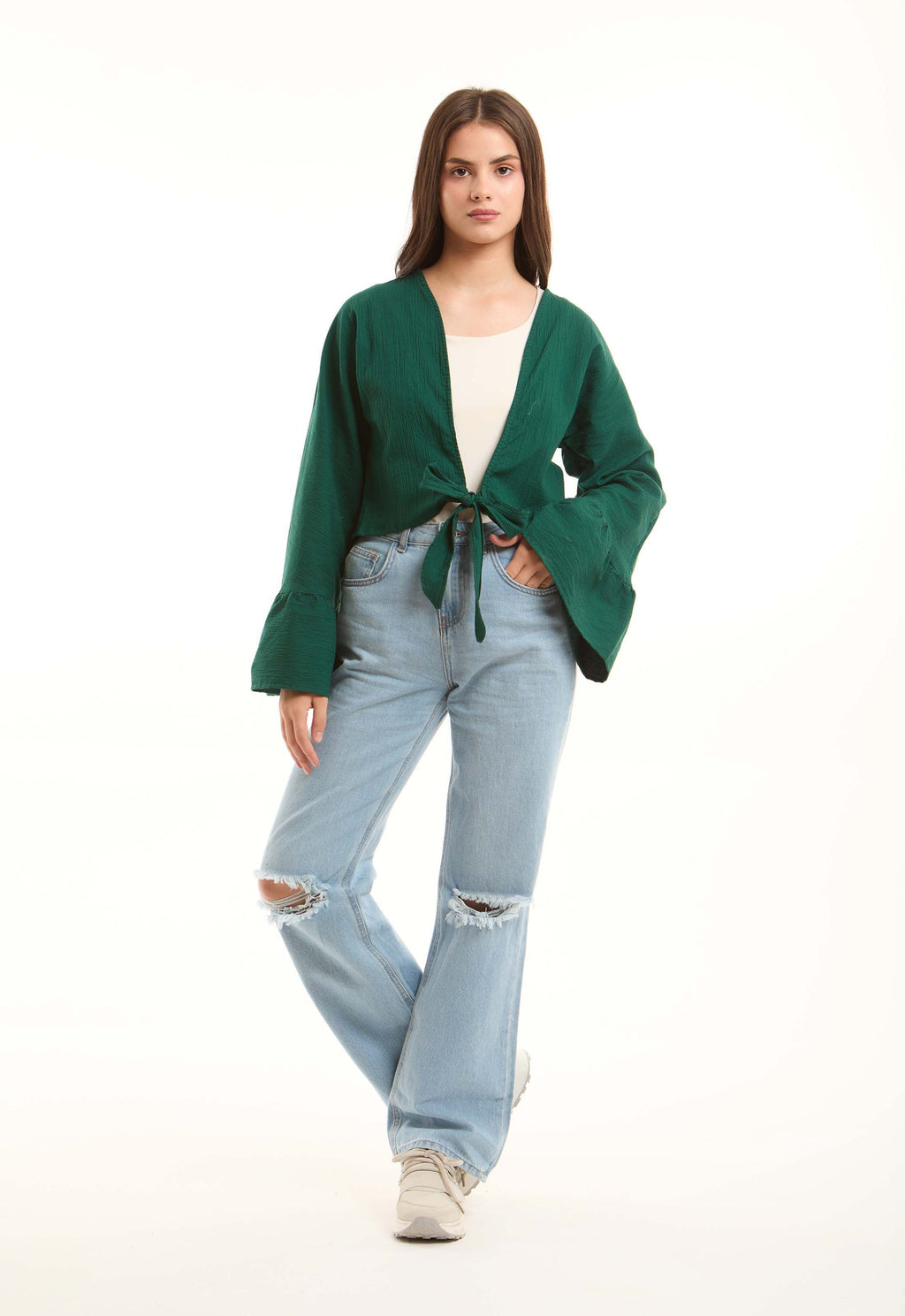 بلوزة نسائية قصيرة باللون الأخضر