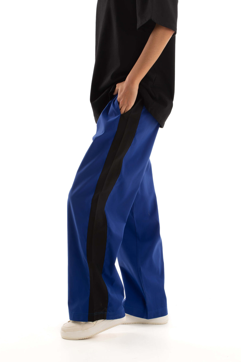 Relaxed Pants Featuring Side Stripe Detail