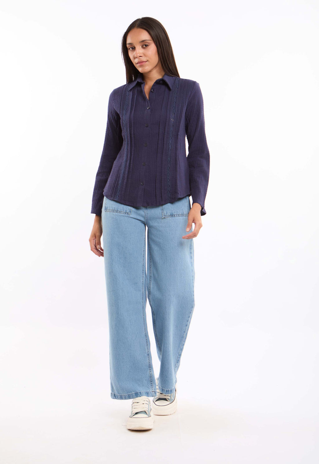 بلوزة نسائية بأكمام طويلة باللون الأزرق