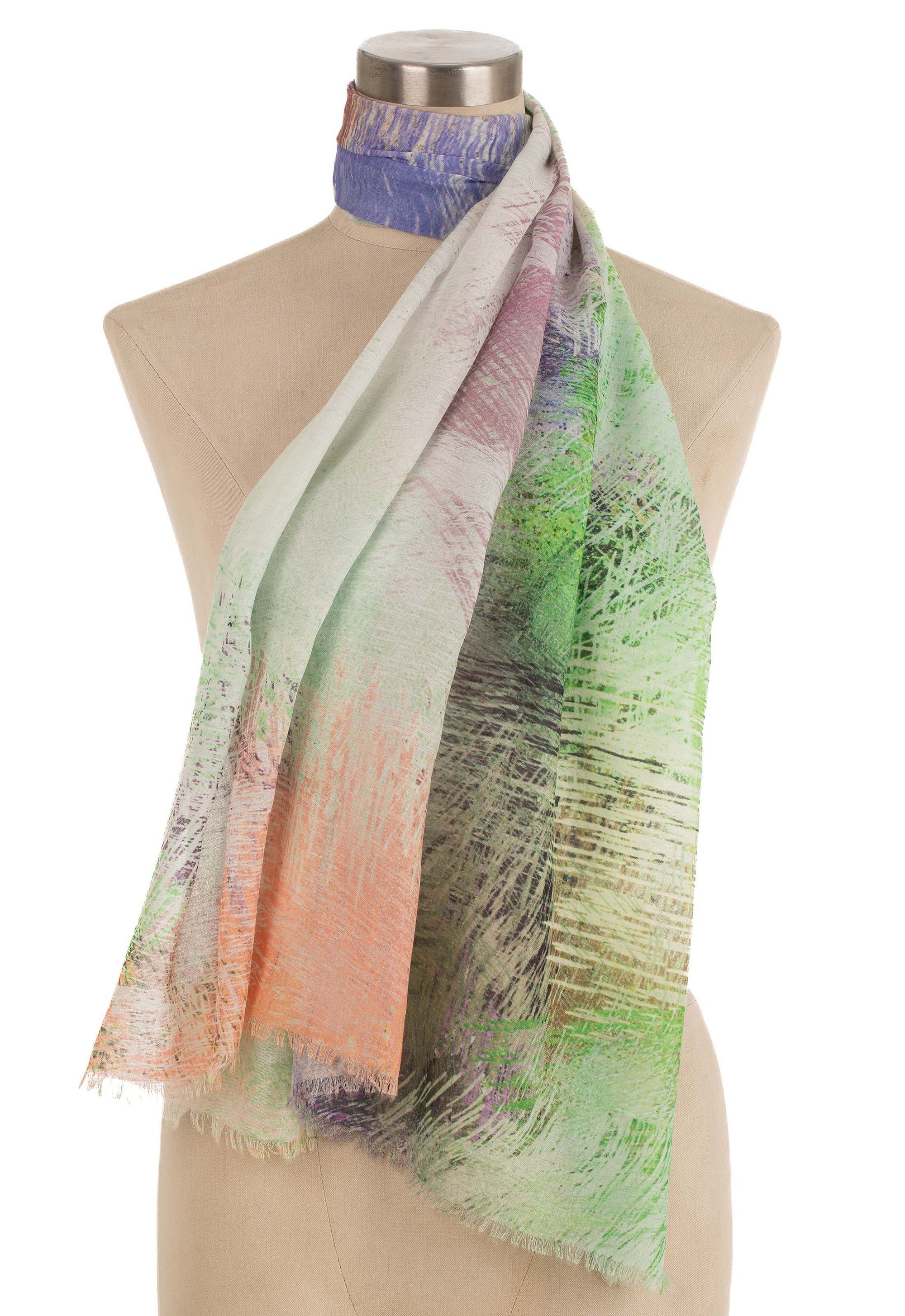 وشاح متعدد الألوان بطبعة مخدوشة