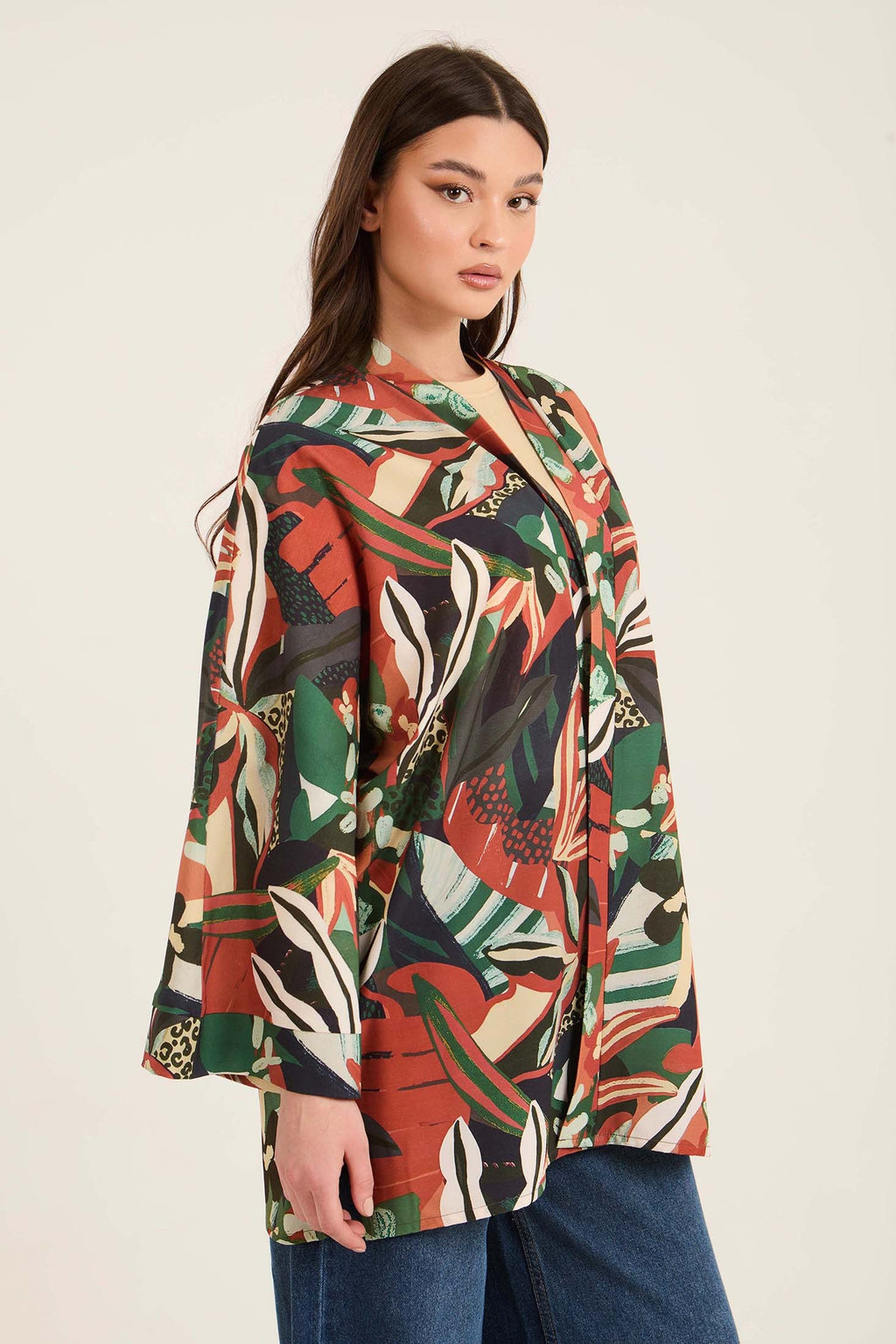 كيمونو صيفي بنقشة ملونة ورقبة مفتوحة