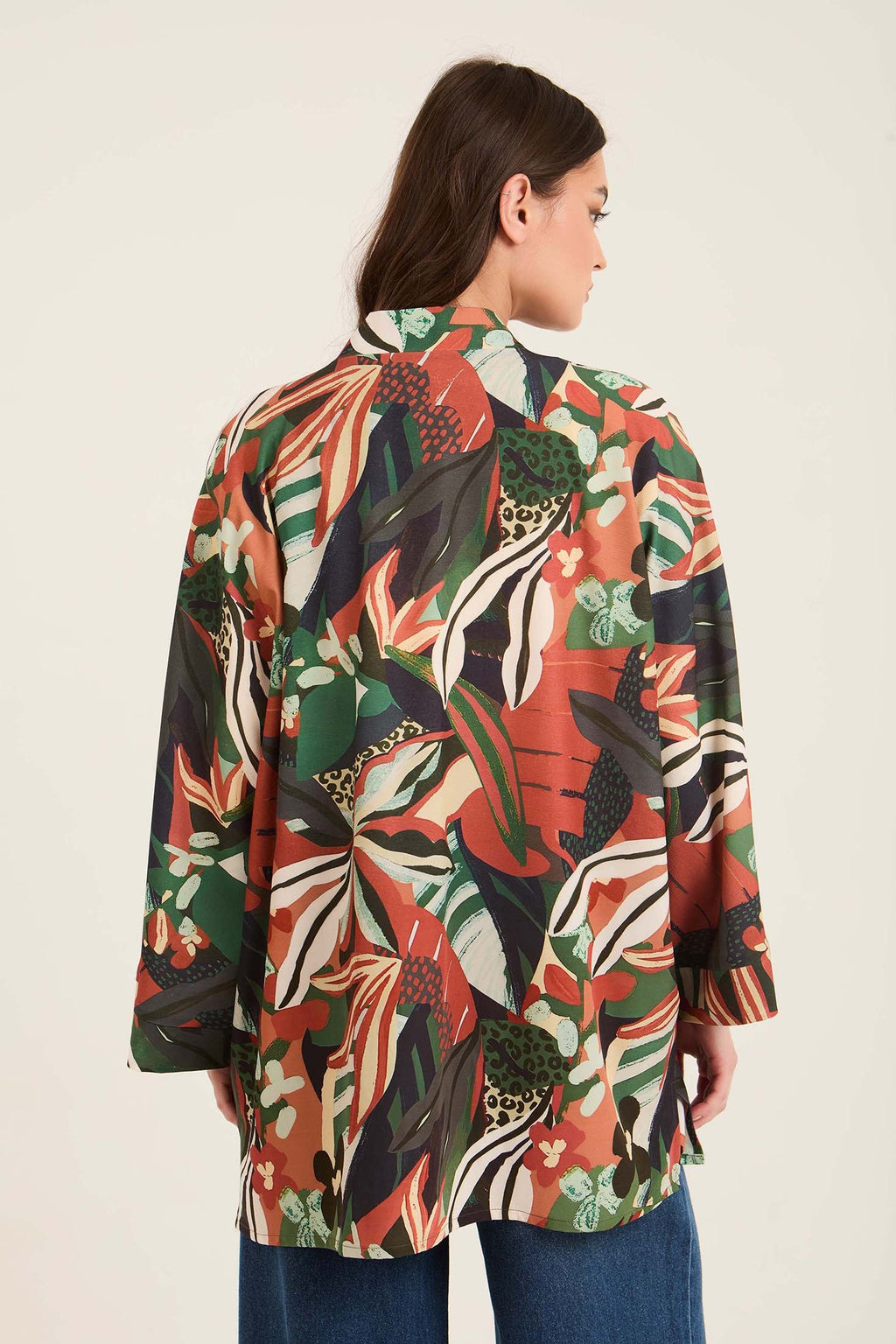 كيمونو صيفي بنقشة ملونة ورقبة مفتوحة