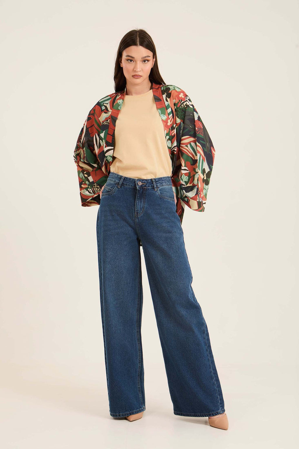 كيمونو صيفي بنقشة ملونة ورقبة مفتوحة